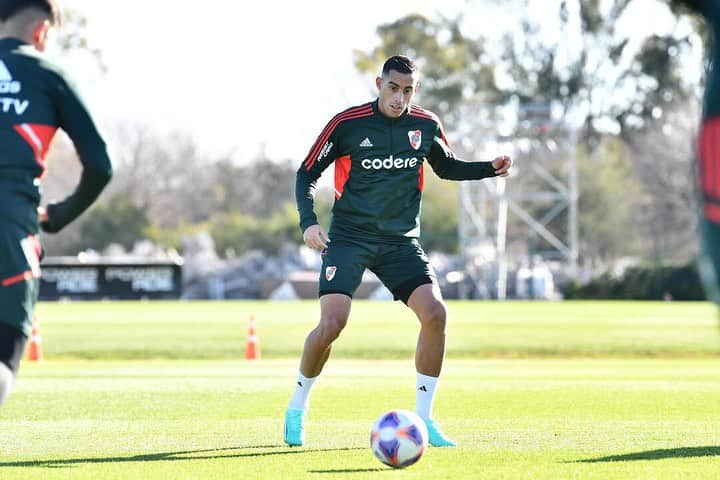 ロヘリオ・フネス・モリのインスタグラム：「Feliz!!!❤️🙏🏽😃 @riverplate」