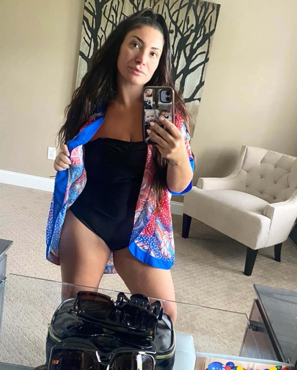 ディーナ・ニコール・コルテーゼのインスタグラム：「THICC THIGHS and GOOD VIBES 😘 Deener is going into this next season a little thicker .. just living my best life this summer .. love my foods and love my wine 🤪」