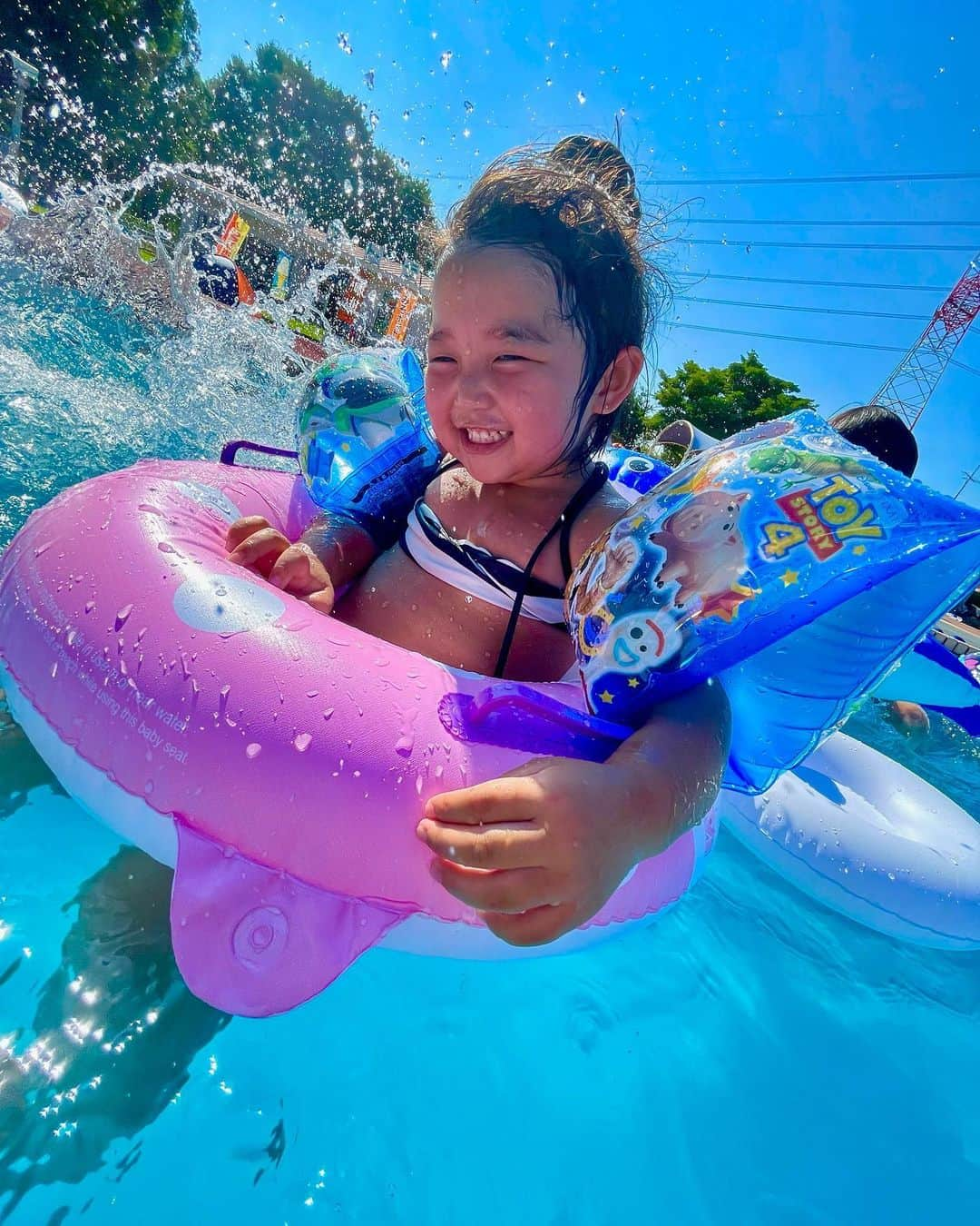 宮下美恵さんのインスタグラム写真 - (宮下美恵Instagram)「今年2度目のプール👙  海開きもし、ついに夏休みもはじまったね❣️  来週はプール？海？ どっちだろうなぁ〜🌈🍧🌴☀️  #2023夏#3歳#3歳3ヶ月#3歳の夏#夏の思い出#育児日記#三姉妹#三姉妹ママ #シングルマザー #アラフォーママ #愛娘#末っ子#難病#胆道閉鎖症 #自己肝#育児日記#育児記録」7月20日 0時30分 - miemiyashita