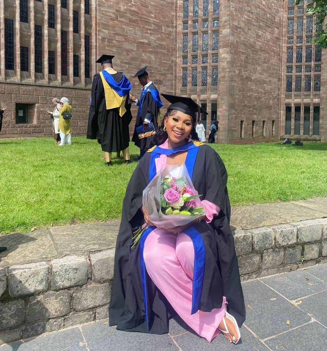 のインスタグラム：「Congrats on your graduation my babe  What a journey you’ve had 🖤💜💙💖 👉🏾」