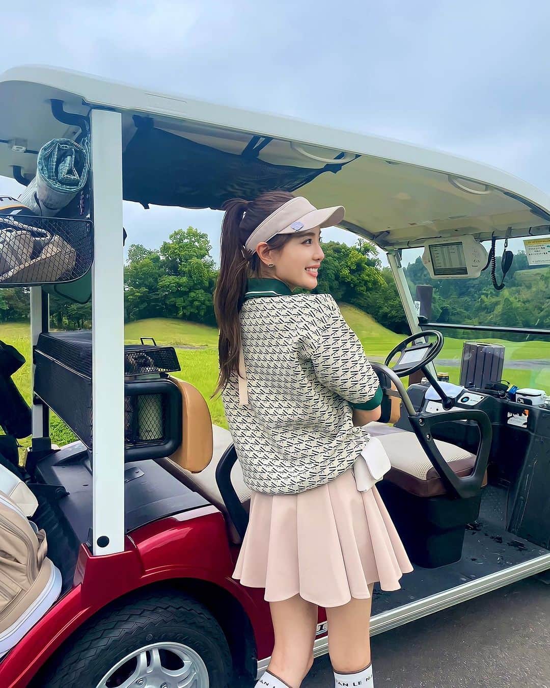 Aoiのインスタグラム：「@lenan_golf とコラボさせて頂いたウェアを 街中で着ている方を見かけて 写真撮りたくなっちゃった🥺  沢山の方に着て頂けて本当に嬉しい限りです🙇‍♀️ 在庫がなくなったアイテムもありますが、人気のワンピースはまだあります♡  まだまだポップアップなどもしますので、サイズ感気になる方は是非遊びにいらしてくださいね👏  参考サイズ 158cm 43kg Sサイズ着用🌸  #lenan#ルナン  #ゴルフ#ゴルフ女子 #ゴルフウェア #ゴルフコーデ#ゴルフ好きな人と繋がりたい #ゴルフ初心者#スポーツ女子 #夏ゴルフ #夏ゴルフコー デ#ゴルフウェアレディース#韓国ゴルフウェア」