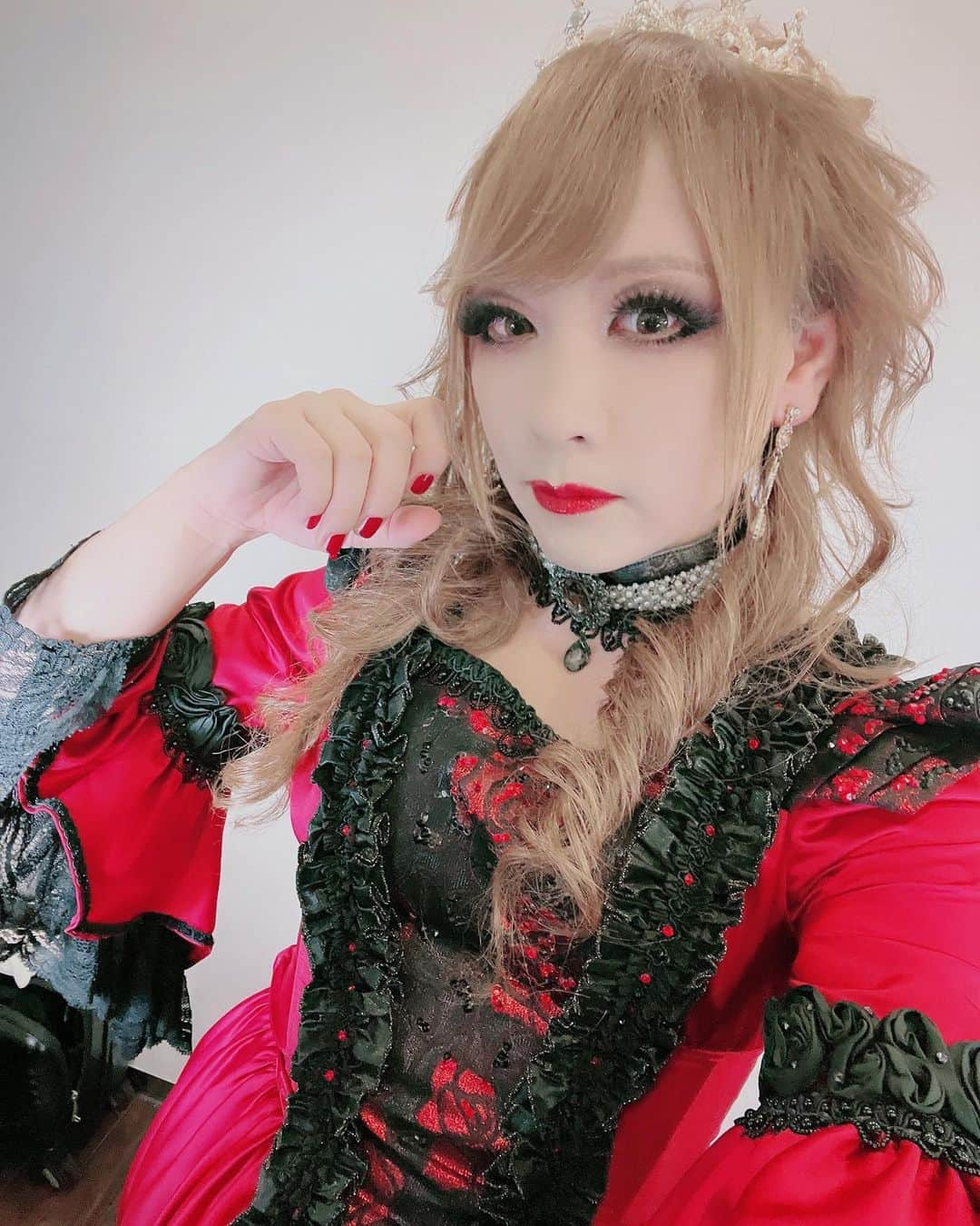 HIZAKIのインスタグラム：「Versailles × KAMIJO 「BLOOD OF VAMPIRE」渋谷Spotify O-EASTありがとうございました。 メンバーが楽しそうにしてるのは嬉しいねっ  #HIZAKI #versailles」