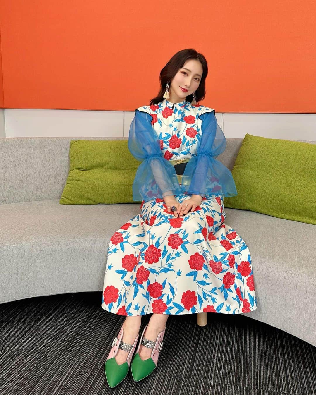 ファーストサマーウイカのインスタグラム：「#ウイカ衣装 ❤️💙  ・ワンピース →FUMIE =TANAKA/jurk shop Tokyo @jurk_shop_tokyo  ・シアートップス →MAISON SPECIAL  ・ベルト →Riyad vintage @riyadvintage.tokyo  ヘアメイク　　@maaaaasahi0514」