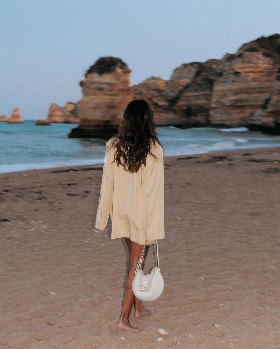 ジュリー・サリニャーナのインスタグラム：「Nothing like long summer days in Europe. 🐚✨🌙 where do you love to spend your summers?  #portugal」