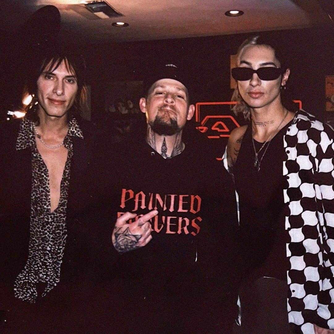 ジョエル・マッデンのインスタグラム：「Part One of our in-depth 1.5 hour interview with Joel  Madden for Artist Friendly is out now.   Go listen on Spotify and hear stories from the beginning. x   #PalayeRoyale #JoelMadden #altpress」