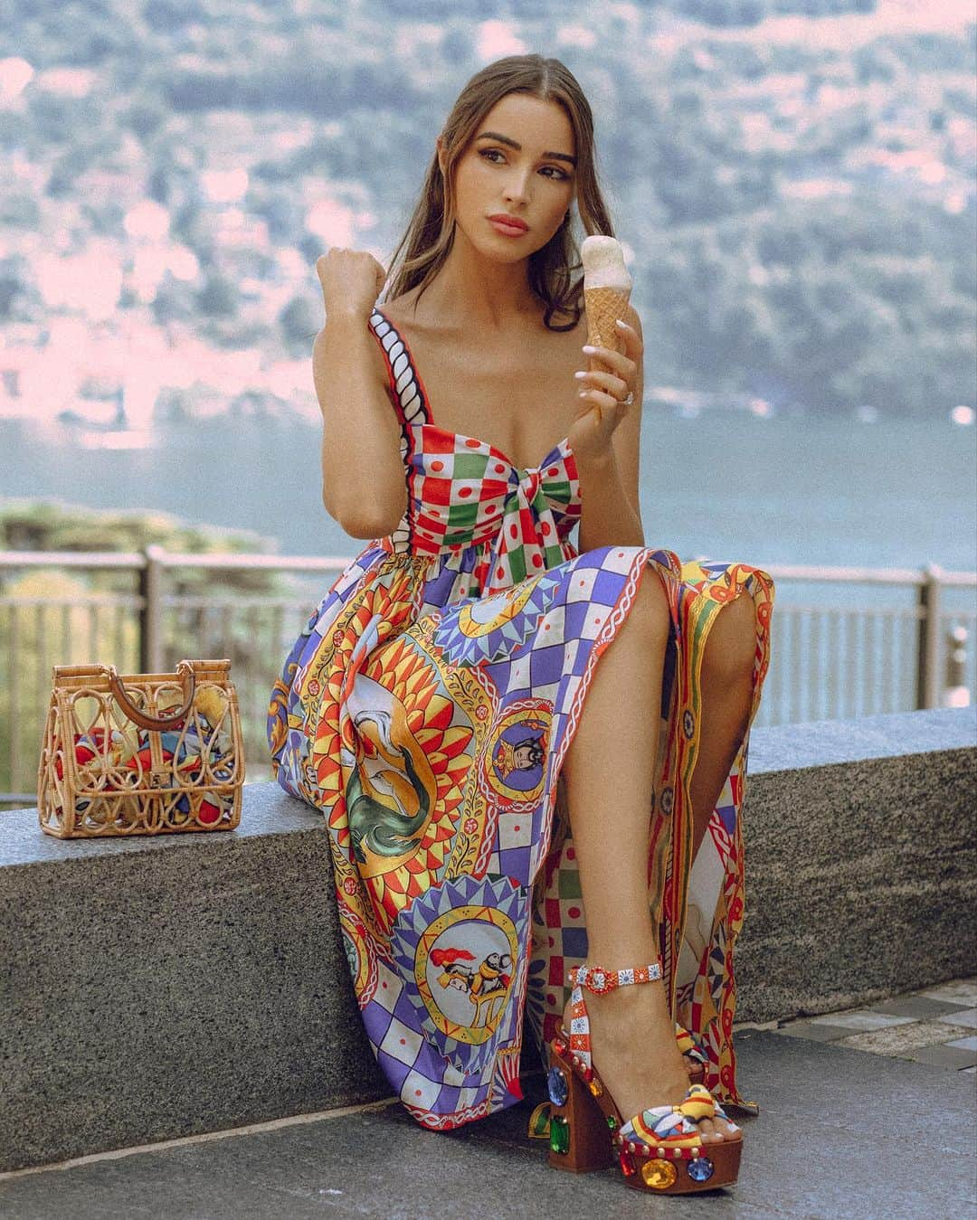 オリビア・カルポのインスタグラム：「day dreaming 💭❤️ @dolcegabbana」