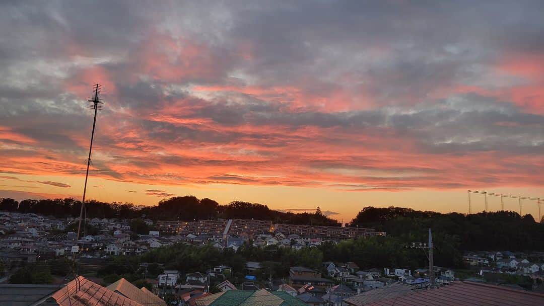 音無美紀子さんのインスタグラム写真 - (音無美紀子Instagram)「今日の夕焼け。 刻々と空の色が変わって行く。 綺麗だったな。」7月20日 0時36分 - mikikootonashi