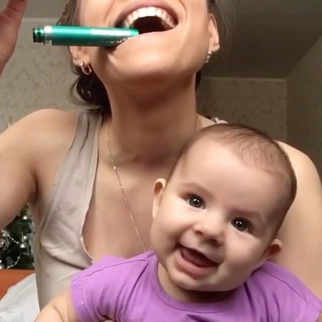 Huda Kattanのインスタグラム：「OMG this is soo cute 😍❤️ Shoutout to all of the AMAZING mamas out there!! Credit: @allexasmirnova」