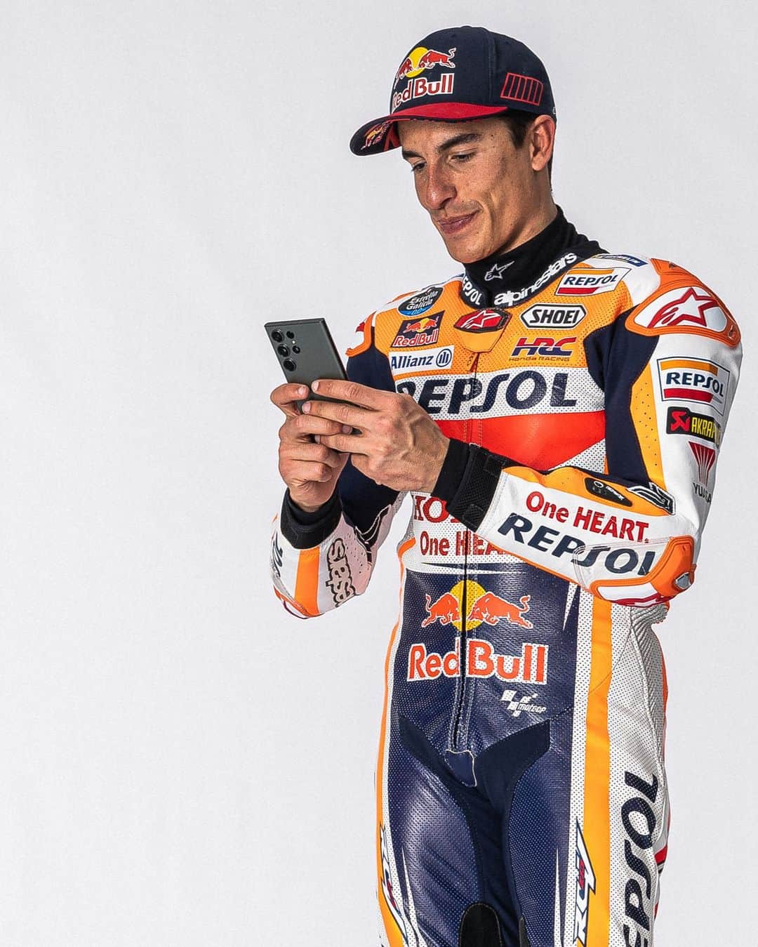 レプソル・ホンダのインスタグラム：「What's the best meme you've seen this week?  Fire them over to our DMs 📧」