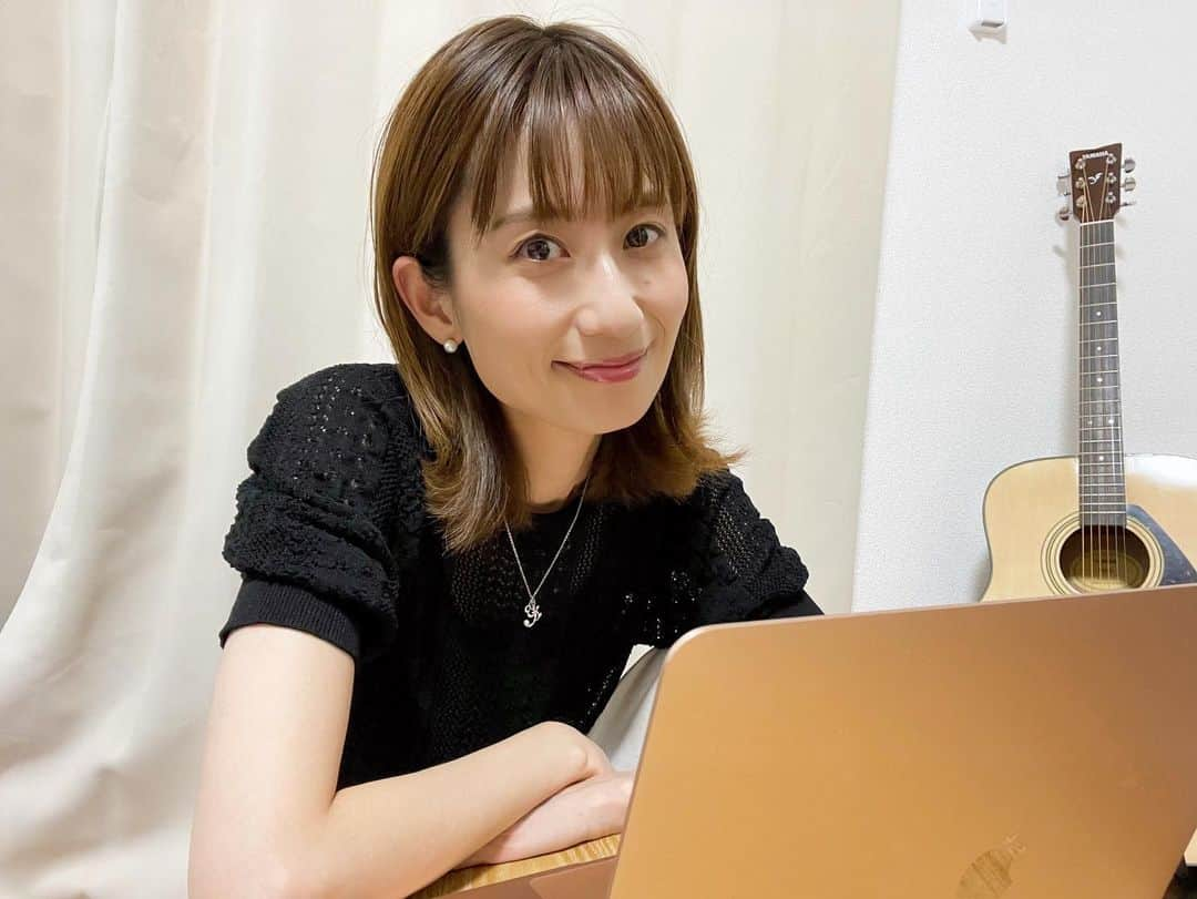 河村唯（うめ子）のインスタグラム：「ついに今週末、 7月のライブやります！✨  『河村唯配信ライブvol.17』 2023.07.23(日) 17時開演 (※アーカイブ付)  今回のライブに関しては、 とても大事な時間になりますし、 大事な時間にします。  曲作り。 今まで、ずーっと 邪念の中で作ってきました🤣 そして、いろんな声も聞こえます。 「ウケるんだけど」「何その歌？」 あ。誰も言ってないです。 言ってないけど、聞いたことある声が脳内で再放送されるんです。  でも、もうそんな自分に...飽きました🙌㊗️✨🌈🎵 そんなこと、どうでもよかった🤣 とにかく、今わたしが何を目指したいかって いつも背中を押してくれるお客様の背中を、今度はわたしが曲で押せたら🎵 そう思うようになったら、一気に肩の荷が降りました。 どこか万人受けを狙っていたんでしょう。それこそ、ウケるんだけど🤣✨🙌  33というこの歳は、 みなさまがずっと"奇跡"を見せてくれました。 その集大成、ありがとうを込めて ライブをさせていただきます🎤✨🎵  そして、34になったとき 新たな区切りとしてまた一つ面白がれるように 今から準備！！！🤣🤣🤣🤣  なんかわからないけど、 やたらと気合が入ってる今月を ぜひ、見届けてください。  そして、7月は お祭りの季節🪅ですよね？😁✨ 23日は、お祭りのように 離れてる空間でもみーんなで一緒に 楽しみましょー☺️✨✨これが今できるわたしのお祭りよー🤣🙌✨ アーカイブの方も、 ぜひぜひ楽しんでいただけたら嬉しいです^_^わたし、 アーカイブで見る派なんで😁✨👍  チケットはプロフィールに貼っておきます！ぜひ、飛んでください😆✨👏  #配信ライブ #今月 #ありがとう」