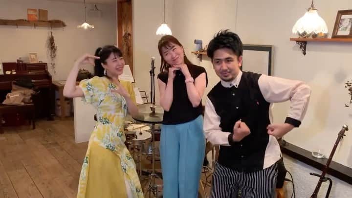 新倉瞳のインスタグラム：「新倉瞳&渡辺庸介tamako2days「にいくらようすけ音楽院+Duoライブ」へお越しくださいました皆さま、店主さま、本当にありがとうございました！  たっっっくさん元気をいただき 帰京してからはりきって練習しちゃった💪🏻  普通に考えると出逢うことがなかろう我々異色Duoで演奏するきっかけとなったtamakoへ、海の日(産みの日😆)に「ただいま❤️」がしたくて7/17,7/18の2days。  Day1 音楽院 岐阜の温度がアツい以上に、皆さまと共有出来た時間とtamakoならではの皆さまとのハートの距離感に胸アツ🥹🔥また皆さまの進化と深化、聴かせてください♪  Day2 Duoライブ 音が集い人の心を繋ぐtamakoだからこそ、そしてそんなtamakoと共に在る愛の溢れる皆さまのおかげで成長出来て、本当に楽しい時間が過ごせました✨  最高の共演者なべちゃんと共に成長出来る喜び そして店主と皆さんがご機嫌に音楽を愛でるその姿こそ活力！！  音楽っていいなぁ、人間っていいなぁ🫶🏻  そしてほぼ1週間イベントが続いたtamakoお疲れ様&おめでとう🥳  本当にありがとうございました❣️  始めて間もないドンブラ🪕まで図々しく披露させていただけちゃうのも、ハートを可愛く手で🫶🏻つくろうとしていたのに「さんぺ〜です♪」になってしまう終演後の撮影タイムもtamakoならでは🐈」