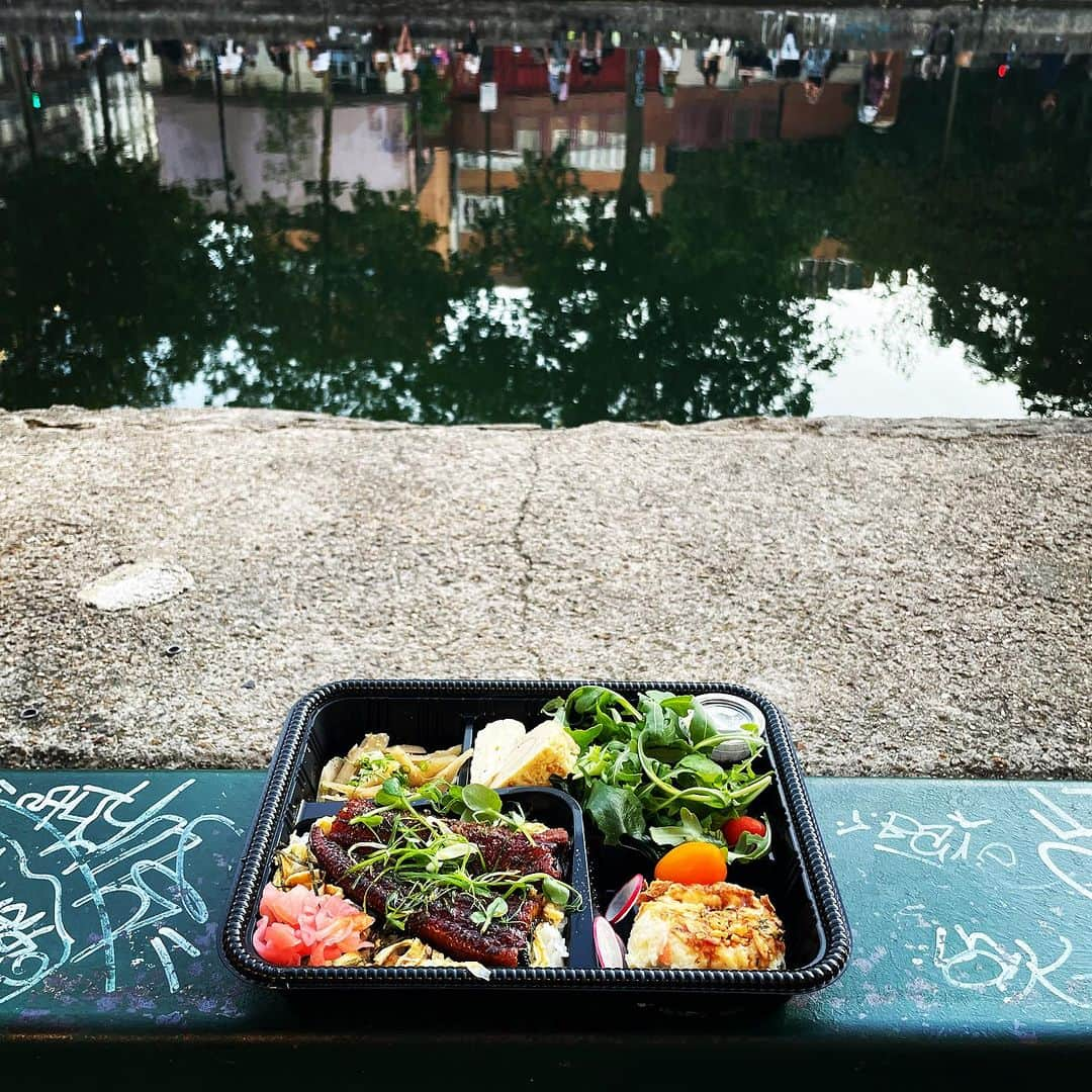 大森美希のインスタグラム：「Picnic at the canal   @bentoandgo のうなぎ弁当をテイクアウトしてピクニック。  #canalsaintmartin #paris #picnic #bento #unagi #eel #anguille   #うなぎ弁当 #サンマルタン運河 #パリ #パリところどころ #パリ散歩 #パリ生活 #ピクニック」