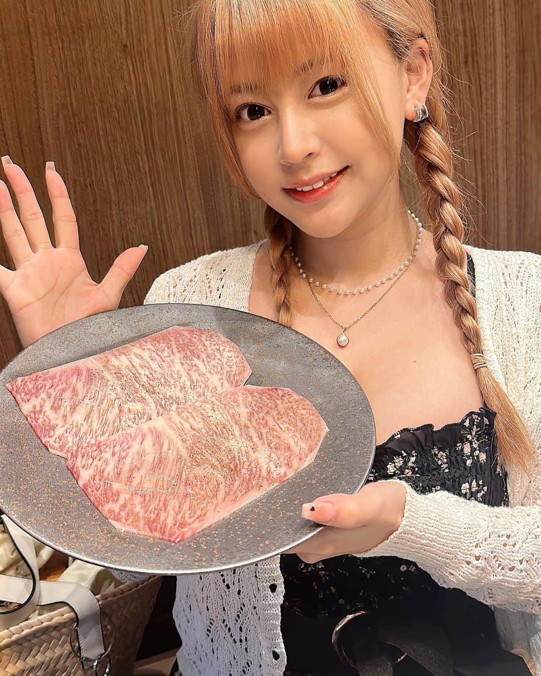 夕美しおんさんのインスタグラム写真 - (夕美しおんInstagram)「あついね！  ってことで焼肉！  今回お邪魔させていただいたのは、@shibuya_kamiyama さん> ·̫ <  コースで  【本日のスープ】 【前菜・キムチの盛り合わせ】 日替わりで４品 【本日のユッケ】 【かみ山焼き】 【塩肉盛り合わせ】 日替わりで３品 【箸休め】 【肉料理】 ヒレカツサンド（シャトーブリアンに変更の場合あり） 【タレ肉盛り合わせ】 日替わりで３品 【食事】 和牛タンカレー かみ山冷麺 【甘味】  をいただきました👏( 'ω' )  とっても美味しかったあああ🥲  お店の雰囲気も大人な感じで、デートとかでいってみたいなぁって感じのお店でした👏( 'ω' )  お肉たくさん焼き焼きしたよ！  お気に入りはお肉もそうだけど、カレーが衝撃的な美味しさだったー🩷  みんなもいってみてね🍖  PR @shibuya_kamiyama  #東京焼肉 #渋谷焼肉かみ山 #渋谷焼肉 #個室焼肉 #奥渋 #接待 #焼肉デート」7月20日 0時48分 - shion_yumi_