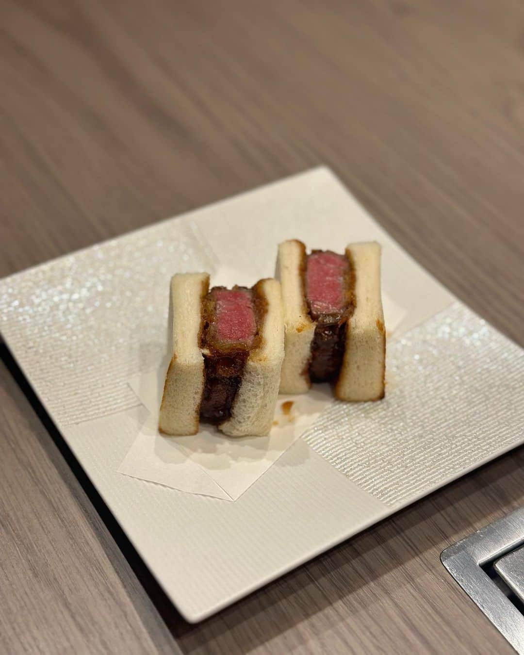 夕美しおんさんのインスタグラム写真 - (夕美しおんInstagram)「あついね！  ってことで焼肉！  今回お邪魔させていただいたのは、@shibuya_kamiyama さん> ·̫ <  コースで  【本日のスープ】 【前菜・キムチの盛り合わせ】 日替わりで４品 【本日のユッケ】 【かみ山焼き】 【塩肉盛り合わせ】 日替わりで３品 【箸休め】 【肉料理】 ヒレカツサンド（シャトーブリアンに変更の場合あり） 【タレ肉盛り合わせ】 日替わりで３品 【食事】 和牛タンカレー かみ山冷麺 【甘味】  をいただきました👏( 'ω' )  とっても美味しかったあああ🥲  お店の雰囲気も大人な感じで、デートとかでいってみたいなぁって感じのお店でした👏( 'ω' )  お肉たくさん焼き焼きしたよ！  お気に入りはお肉もそうだけど、カレーが衝撃的な美味しさだったー🩷  みんなもいってみてね🍖  PR @shibuya_kamiyama  #東京焼肉 #渋谷焼肉かみ山 #渋谷焼肉 #個室焼肉 #奥渋 #接待 #焼肉デート」7月20日 0時48分 - shion_yumi_