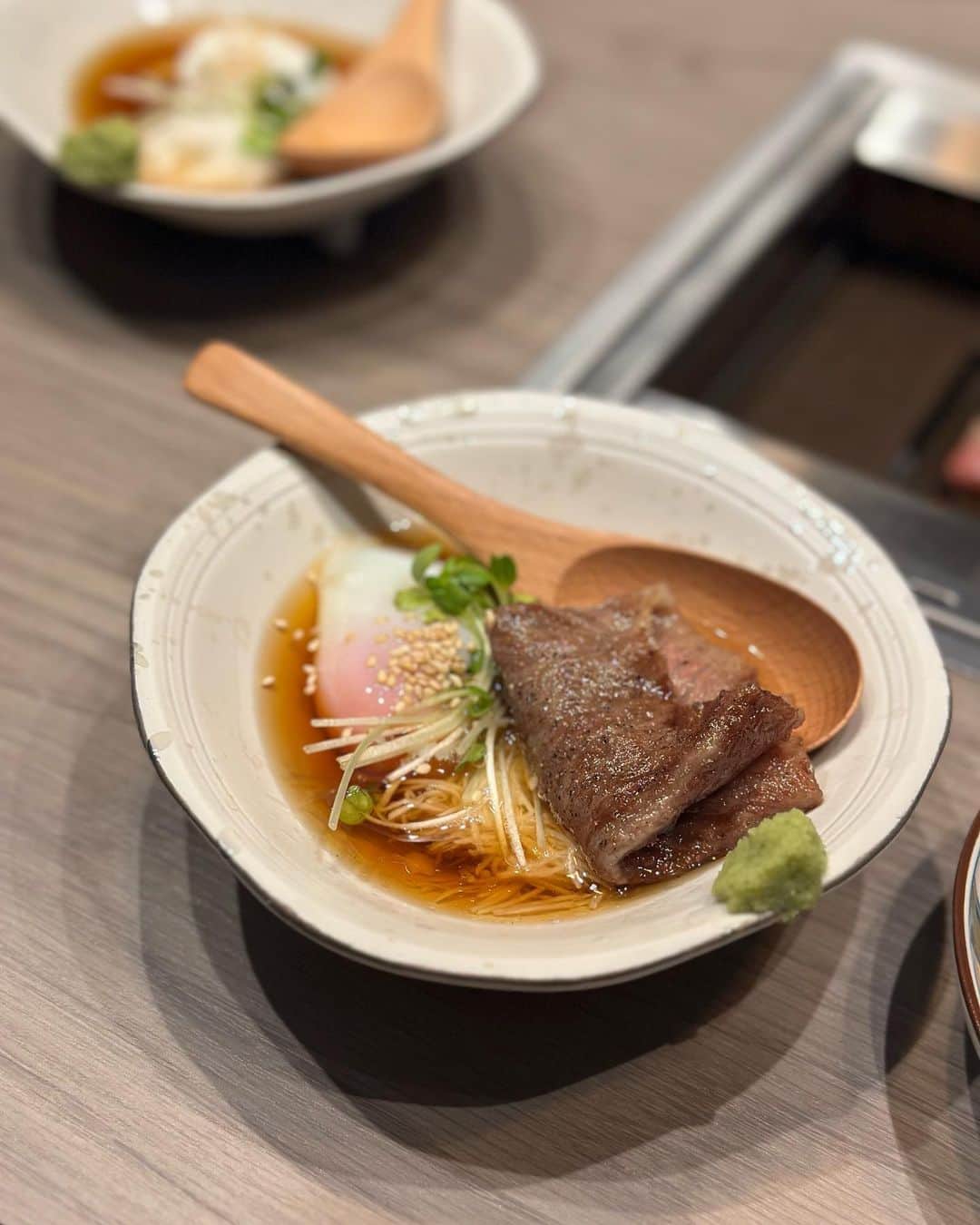 夕美しおんさんのインスタグラム写真 - (夕美しおんInstagram)「あついね！  ってことで焼肉！  今回お邪魔させていただいたのは、@shibuya_kamiyama さん> ·̫ <  コースで  【本日のスープ】 【前菜・キムチの盛り合わせ】 日替わりで４品 【本日のユッケ】 【かみ山焼き】 【塩肉盛り合わせ】 日替わりで３品 【箸休め】 【肉料理】 ヒレカツサンド（シャトーブリアンに変更の場合あり） 【タレ肉盛り合わせ】 日替わりで３品 【食事】 和牛タンカレー かみ山冷麺 【甘味】  をいただきました👏( 'ω' )  とっても美味しかったあああ🥲  お店の雰囲気も大人な感じで、デートとかでいってみたいなぁって感じのお店でした👏( 'ω' )  お肉たくさん焼き焼きしたよ！  お気に入りはお肉もそうだけど、カレーが衝撃的な美味しさだったー🩷  みんなもいってみてね🍖  PR @shibuya_kamiyama  #東京焼肉 #渋谷焼肉かみ山 #渋谷焼肉 #個室焼肉 #奥渋 #接待 #焼肉デート」7月20日 0時48分 - shion_yumi_