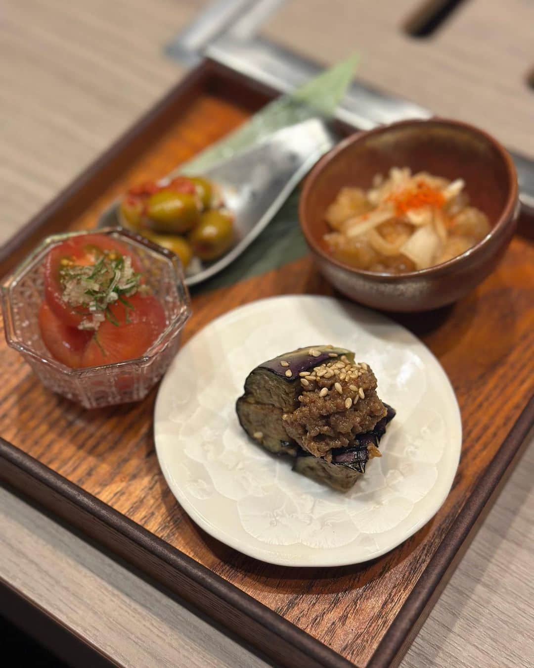 夕美しおんさんのインスタグラム写真 - (夕美しおんInstagram)「あついね！  ってことで焼肉！  今回お邪魔させていただいたのは、@shibuya_kamiyama さん> ·̫ <  コースで  【本日のスープ】 【前菜・キムチの盛り合わせ】 日替わりで４品 【本日のユッケ】 【かみ山焼き】 【塩肉盛り合わせ】 日替わりで３品 【箸休め】 【肉料理】 ヒレカツサンド（シャトーブリアンに変更の場合あり） 【タレ肉盛り合わせ】 日替わりで３品 【食事】 和牛タンカレー かみ山冷麺 【甘味】  をいただきました👏( 'ω' )  とっても美味しかったあああ🥲  お店の雰囲気も大人な感じで、デートとかでいってみたいなぁって感じのお店でした👏( 'ω' )  お肉たくさん焼き焼きしたよ！  お気に入りはお肉もそうだけど、カレーが衝撃的な美味しさだったー🩷  みんなもいってみてね🍖  PR @shibuya_kamiyama  #東京焼肉 #渋谷焼肉かみ山 #渋谷焼肉 #個室焼肉 #奥渋 #接待 #焼肉デート」7月20日 0時48分 - shion_yumi_