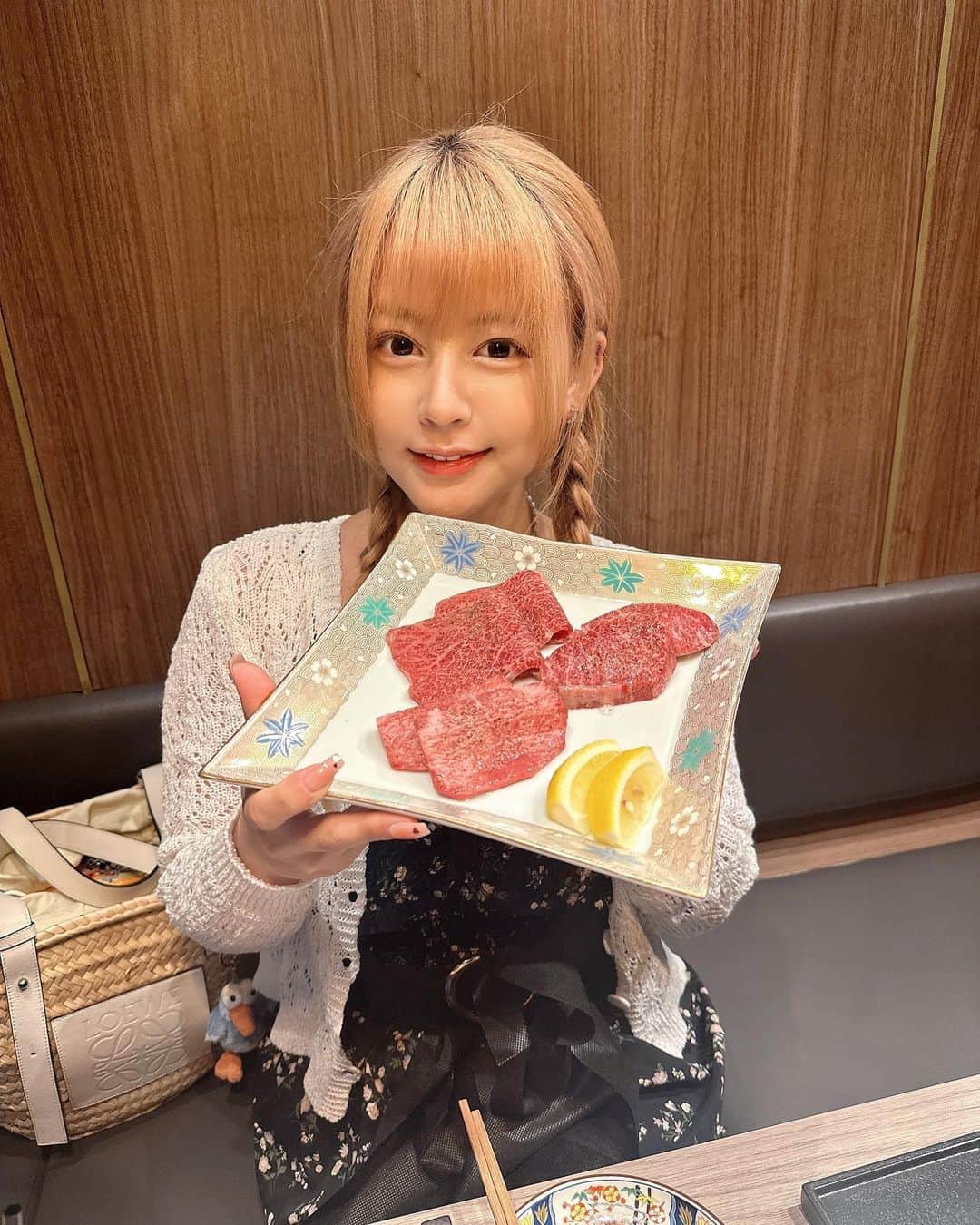 夕美しおんさんのインスタグラム写真 - (夕美しおんInstagram)「あついね！  ってことで焼肉！  今回お邪魔させていただいたのは、@shibuya_kamiyama さん> ·̫ <  コースで  【本日のスープ】 【前菜・キムチの盛り合わせ】 日替わりで４品 【本日のユッケ】 【かみ山焼き】 【塩肉盛り合わせ】 日替わりで３品 【箸休め】 【肉料理】 ヒレカツサンド（シャトーブリアンに変更の場合あり） 【タレ肉盛り合わせ】 日替わりで３品 【食事】 和牛タンカレー かみ山冷麺 【甘味】  をいただきました👏( 'ω' )  とっても美味しかったあああ🥲  お店の雰囲気も大人な感じで、デートとかでいってみたいなぁって感じのお店でした👏( 'ω' )  お肉たくさん焼き焼きしたよ！  お気に入りはお肉もそうだけど、カレーが衝撃的な美味しさだったー🩷  みんなもいってみてね🍖  PR @shibuya_kamiyama  #東京焼肉 #渋谷焼肉かみ山 #渋谷焼肉 #個室焼肉 #奥渋 #接待 #焼肉デート」7月20日 0時48分 - shion_yumi_