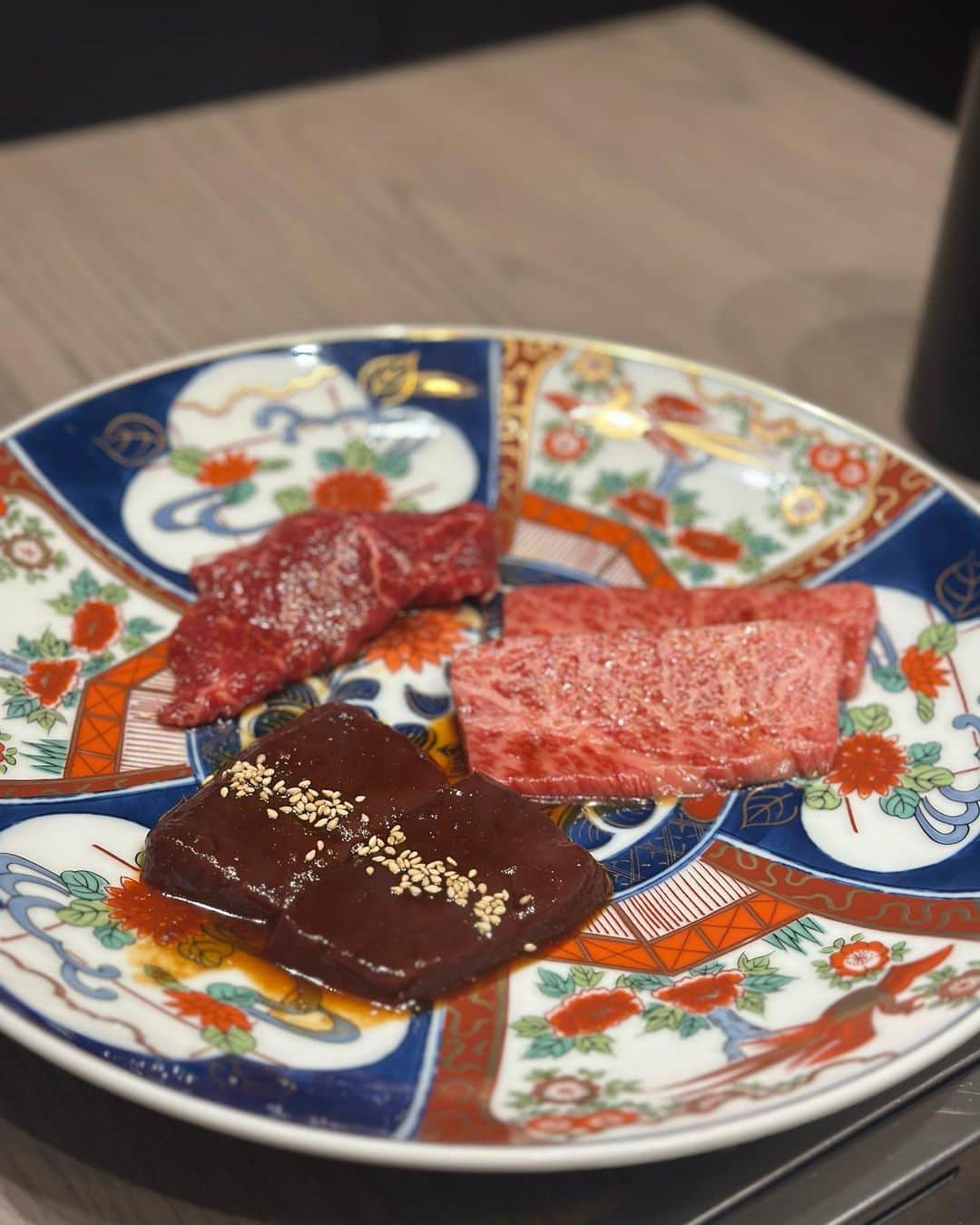 夕美しおんさんのインスタグラム写真 - (夕美しおんInstagram)「あついね！  ってことで焼肉！  今回お邪魔させていただいたのは、@shibuya_kamiyama さん> ·̫ <  コースで  【本日のスープ】 【前菜・キムチの盛り合わせ】 日替わりで４品 【本日のユッケ】 【かみ山焼き】 【塩肉盛り合わせ】 日替わりで３品 【箸休め】 【肉料理】 ヒレカツサンド（シャトーブリアンに変更の場合あり） 【タレ肉盛り合わせ】 日替わりで３品 【食事】 和牛タンカレー かみ山冷麺 【甘味】  をいただきました👏( 'ω' )  とっても美味しかったあああ🥲  お店の雰囲気も大人な感じで、デートとかでいってみたいなぁって感じのお店でした👏( 'ω' )  お肉たくさん焼き焼きしたよ！  お気に入りはお肉もそうだけど、カレーが衝撃的な美味しさだったー🩷  みんなもいってみてね🍖  PR @shibuya_kamiyama  #東京焼肉 #渋谷焼肉かみ山 #渋谷焼肉 #個室焼肉 #奥渋 #接待 #焼肉デート」7月20日 0時48分 - shion_yumi_