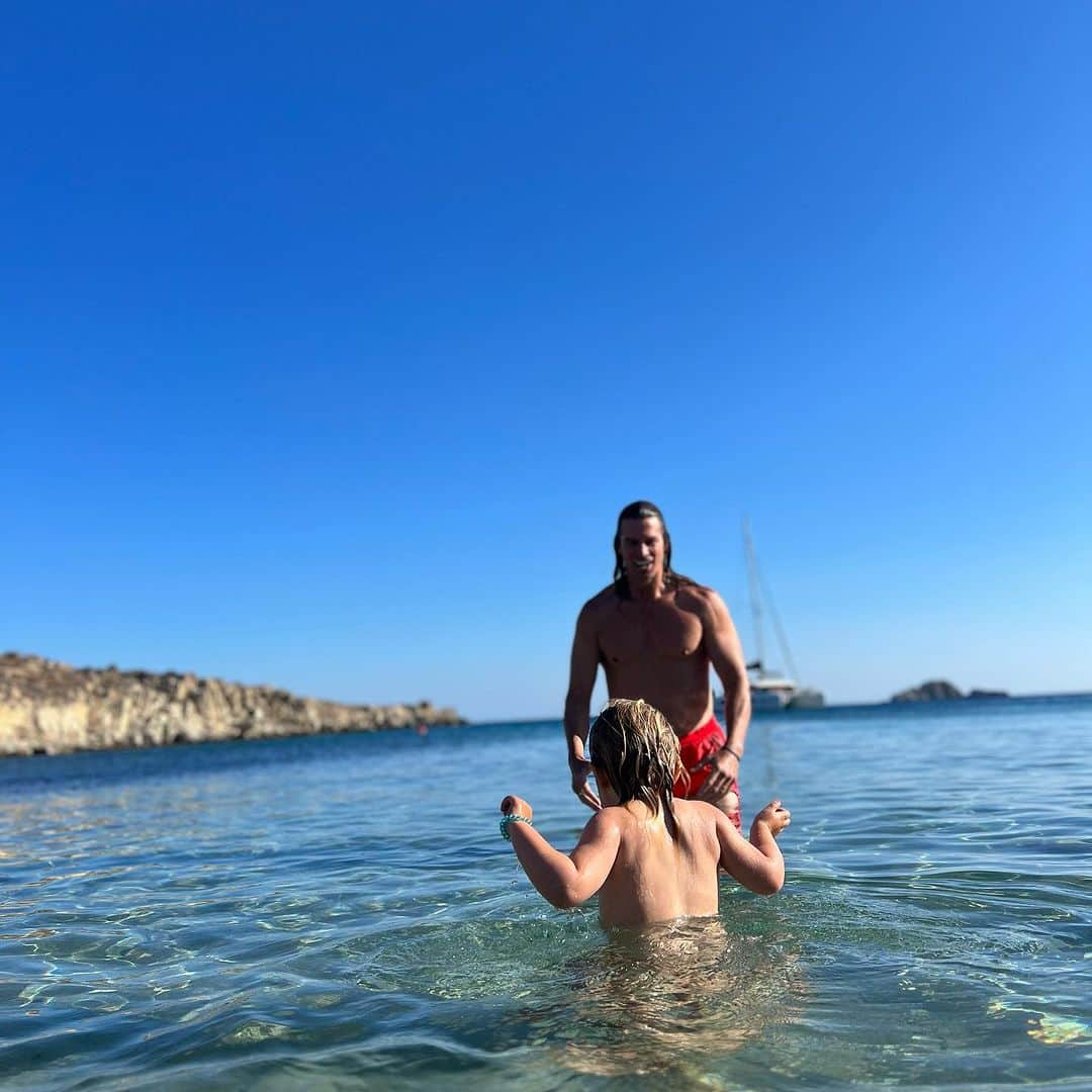 BROOKE EVERSさんのインスタグラム写真 - (BROOKE EVERSInstagram)「Loving life so hard right now! It’s really been the best month of travelling with the family and i’m so blessed. I’ve literally been soaking up the memories and avoiding screen time and it’s been wonderful! Rocky is thriving through touring and loving every moment! She’s even on the DJ sleep schedules now 😂 We are in Ibiza now then off to The Netherlands to visit the family. Bring in more cheese! 😍」7月20日 0時50分 - brookeevers