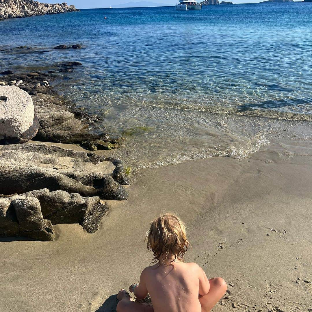 BROOKE EVERSさんのインスタグラム写真 - (BROOKE EVERSInstagram)「Loving life so hard right now! It’s really been the best month of travelling with the family and i’m so blessed. I’ve literally been soaking up the memories and avoiding screen time and it’s been wonderful! Rocky is thriving through touring and loving every moment! She’s even on the DJ sleep schedules now 😂 We are in Ibiza now then off to The Netherlands to visit the family. Bring in more cheese! 😍」7月20日 0時50分 - brookeevers