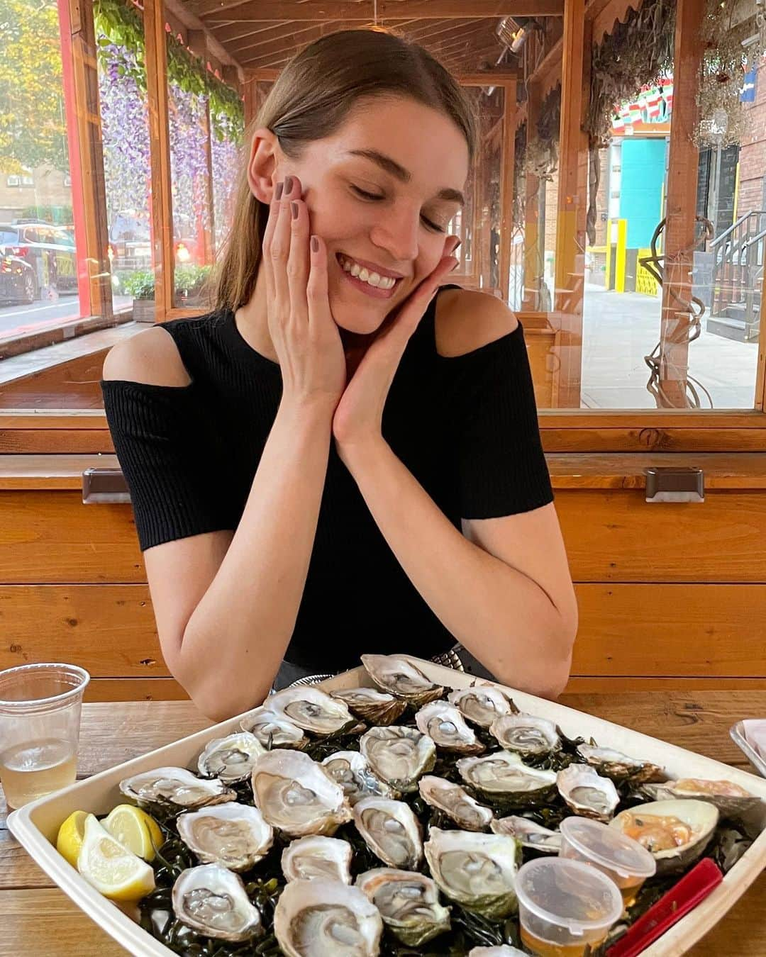 サマンサ・グラドヴィルさんのインスタグラム写真 - (サマンサ・グラドヴィルInstagram)「The key to my heart: two dozen oysters with extra mignonette sauce 🦪 ✨ Did you know oysters are the world’s top zinc-rich food? They are also considered one of the top superfoods by nutritionists. Each one is packed with antioxidants, nutrients, and minerals and are an amazing source of protein! Not to mention — they’re a natural aphrodisiac ♥️ Who loves oysters as much as I do? #oysterlover #mermaidvibes」7月20日 0時51分 - samgradoville