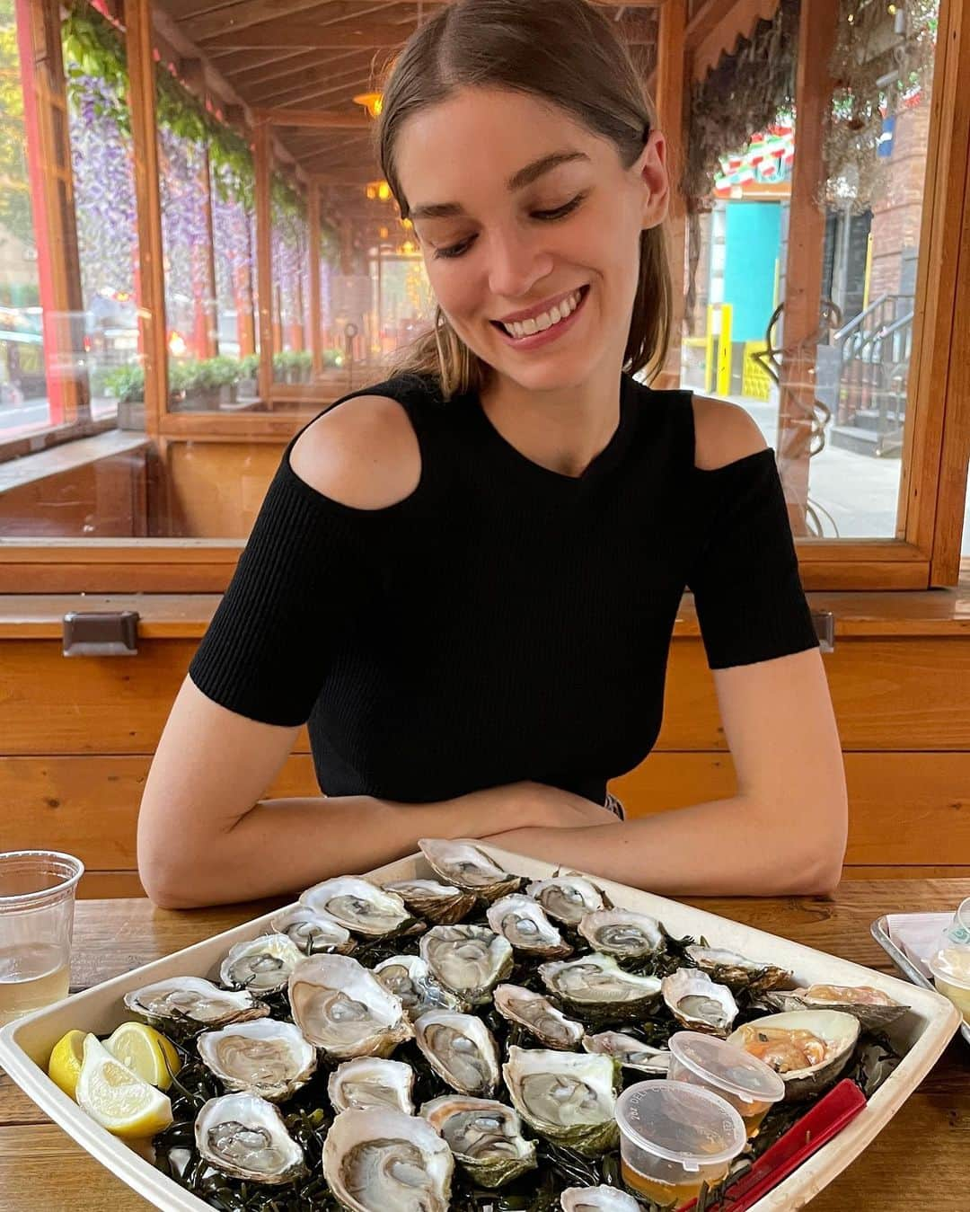 サマンサ・グラドヴィルさんのインスタグラム写真 - (サマンサ・グラドヴィルInstagram)「The key to my heart: two dozen oysters with extra mignonette sauce 🦪 ✨ Did you know oysters are the world’s top zinc-rich food? They are also considered one of the top superfoods by nutritionists. Each one is packed with antioxidants, nutrients, and minerals and are an amazing source of protein! Not to mention — they’re a natural aphrodisiac ♥️ Who loves oysters as much as I do? #oysterlover #mermaidvibes」7月20日 0時51分 - samgradoville