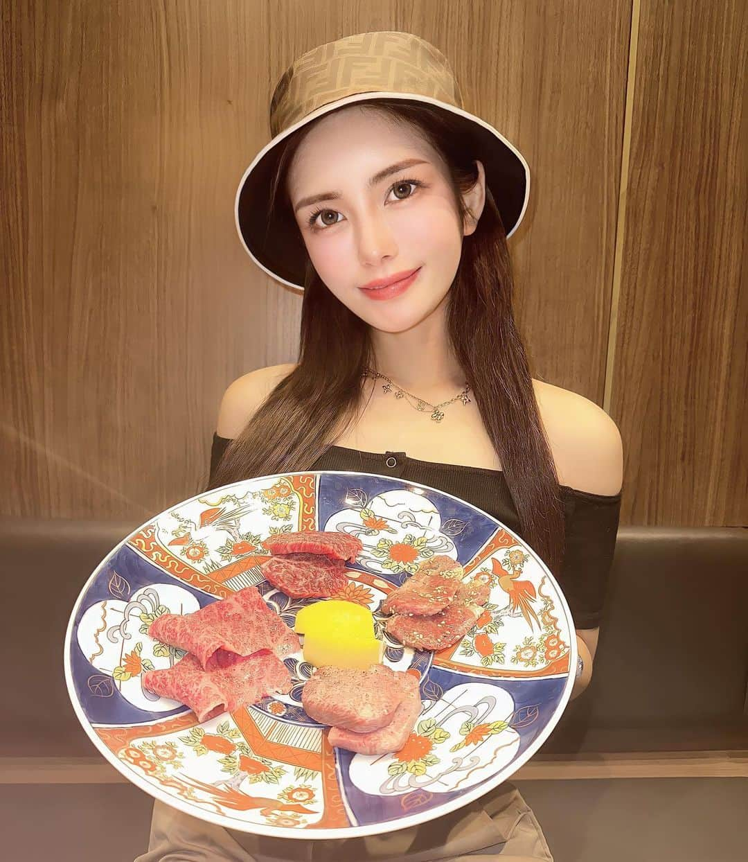 竹村寿美佳（すうちゃま）のインスタグラム：「4月に渋谷にオープンしたばかりの焼肉「かみ山」🥩  厳選されたお肉はどれも美味しくて、ヒレカツサンドとかみ山焼きが特に好きだった😋  店内は落ち着いた雰囲気で全席個室なので、接待やデート、祝い事にも最適𓌉𓇋 ‎🤍 ̖́-  写真見たらまた食べたくなってきた🤤   @shibuya_kamiyama   _  #東京焼肉 #渋谷焼肉かみ山 #渋谷焼肉 #個室焼肉 #奥渋 #接待 #焼肉デート PR」