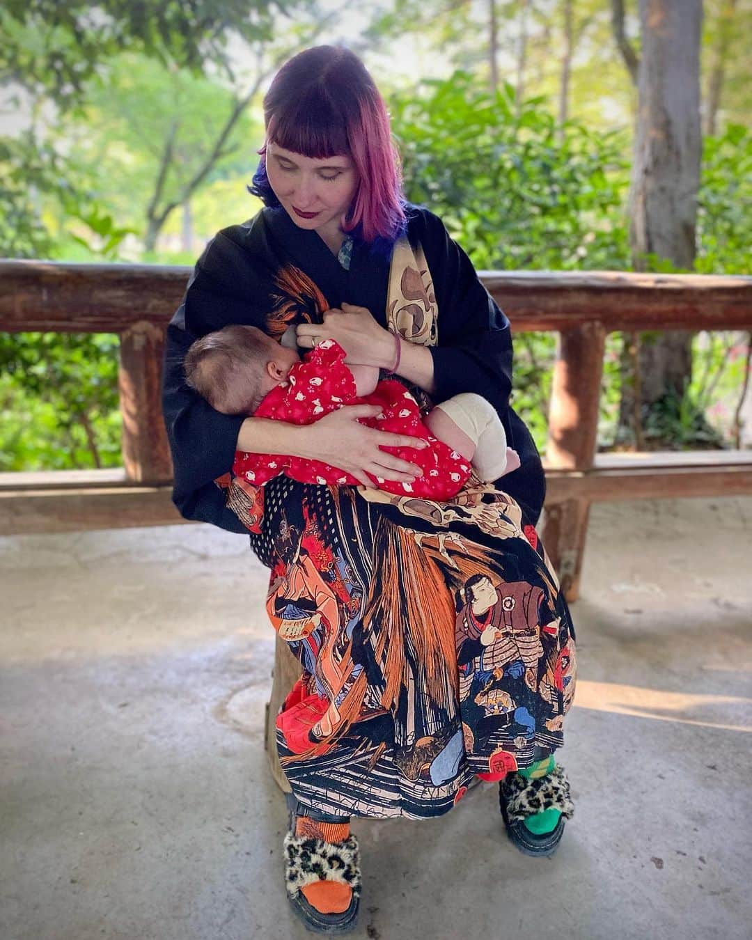 Anji SALZさんのインスタグラム写真 - (Anji SALZInstagram)「Breastfeeding in kimono 🤱🏻 Out in the wild 🍃  Still love how discreet it is doing so from the “armpit hole” - it looks like you are just holding your child 😝  If curious - I made a How to video with my first child - it’s on my YouTube. Search for Anji SALZ.  授乳中🤱🏻 着物の身八つ口から授乳すると、子供を抱っこしてるだけにみえる。😌便利！  着物で授乳のやり方は一人目の子のとき、YouTube動画で説明したので、よかったら「Anji SALZ」で検索😊  #kimono #japanesekimono #breastfeeding #momlife #tokyofashion #kimonolove #着物 #着物生活 #普段着物 #授乳 #授乳コーデ #着物でお出かけ」7月20日 0時52分 - salztokyo
