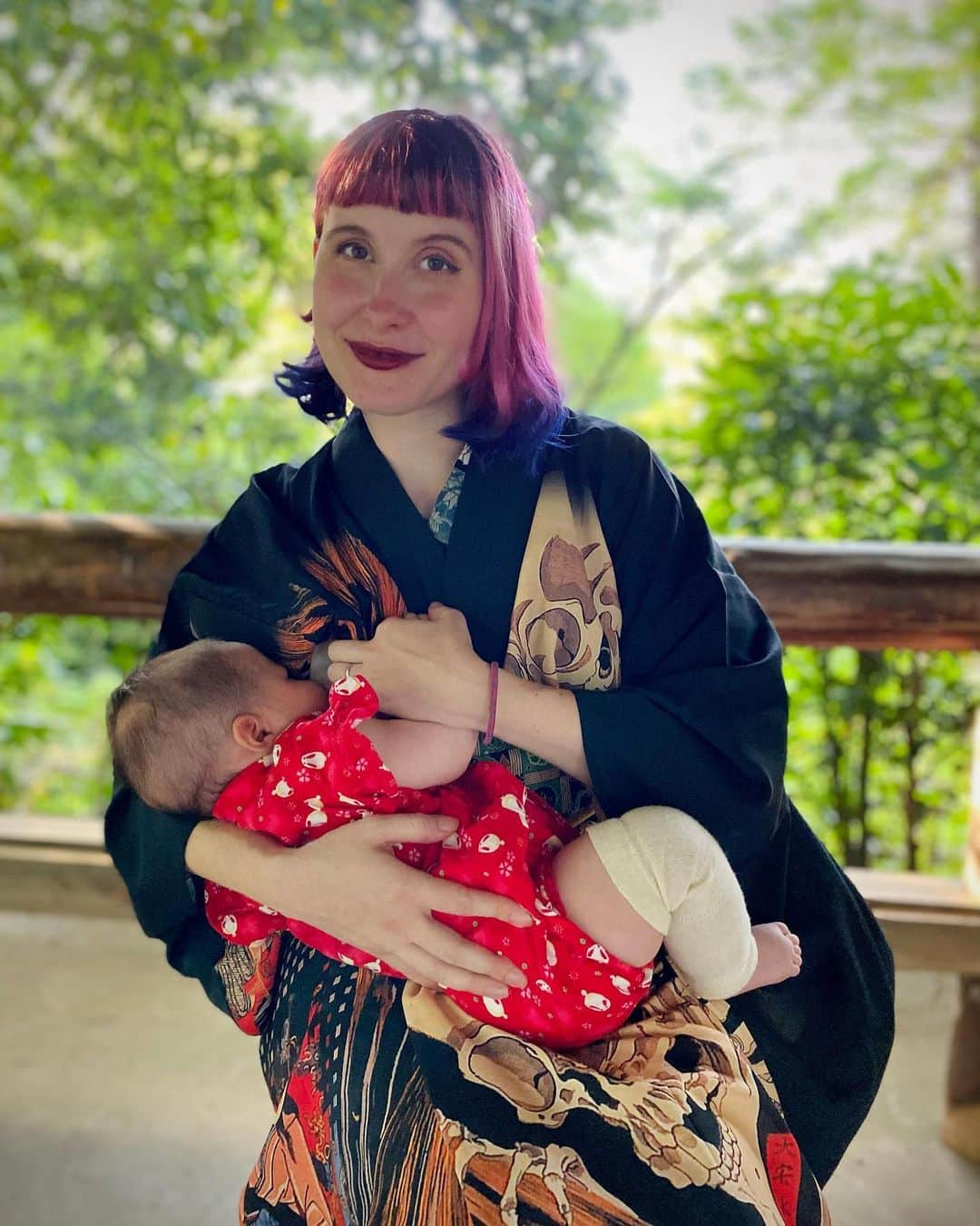 Anji SALZのインスタグラム：「Breastfeeding in kimono 🤱🏻 Out in the wild 🍃  Still love how discreet it is doing so from the “armpit hole” - it looks like you are just holding your child 😝  If curious - I made a How to video with my first child - it’s on my YouTube. Search for Anji SALZ.  授乳中🤱🏻 着物の身八つ口から授乳すると、子供を抱っこしてるだけにみえる。😌便利！  着物で授乳のやり方は一人目の子のとき、YouTube動画で説明したので、よかったら「Anji SALZ」で検索😊  #kimono #japanesekimono #breastfeeding #momlife #tokyofashion #kimonolove #着物 #着物生活 #普段着物 #授乳 #授乳コーデ #着物でお出かけ」