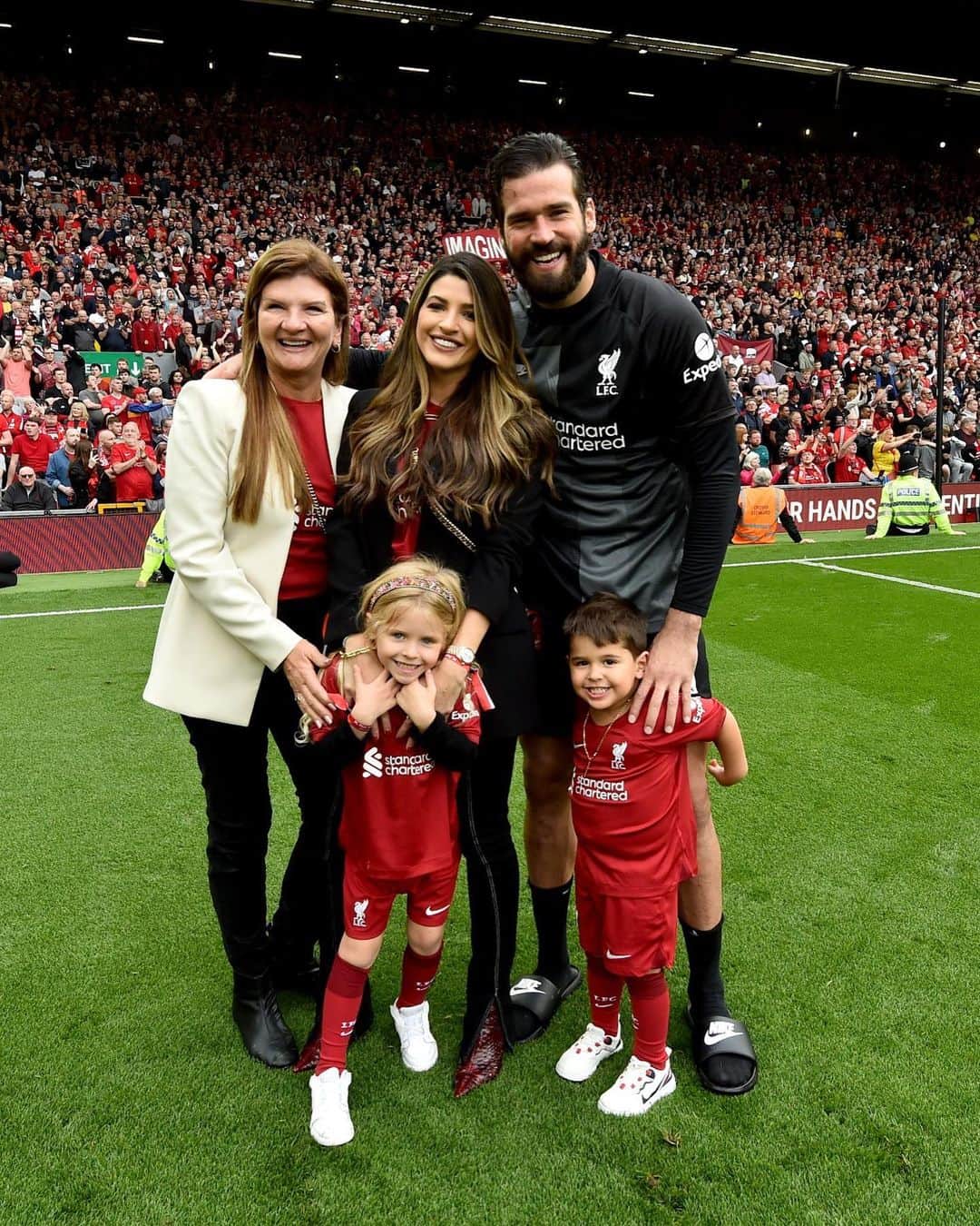 アリソン・ベッカーさんのインスタグラム写真 - (アリソン・ベッカーInstagram)「5 years of @liverpoolfc ❤️  18-19 19-20 20-21 21-22 22-23 More to come! 🙏🏼 Walk on!  #YNWA ✝️=❤️」7月20日 0時54分 - alissonbecker