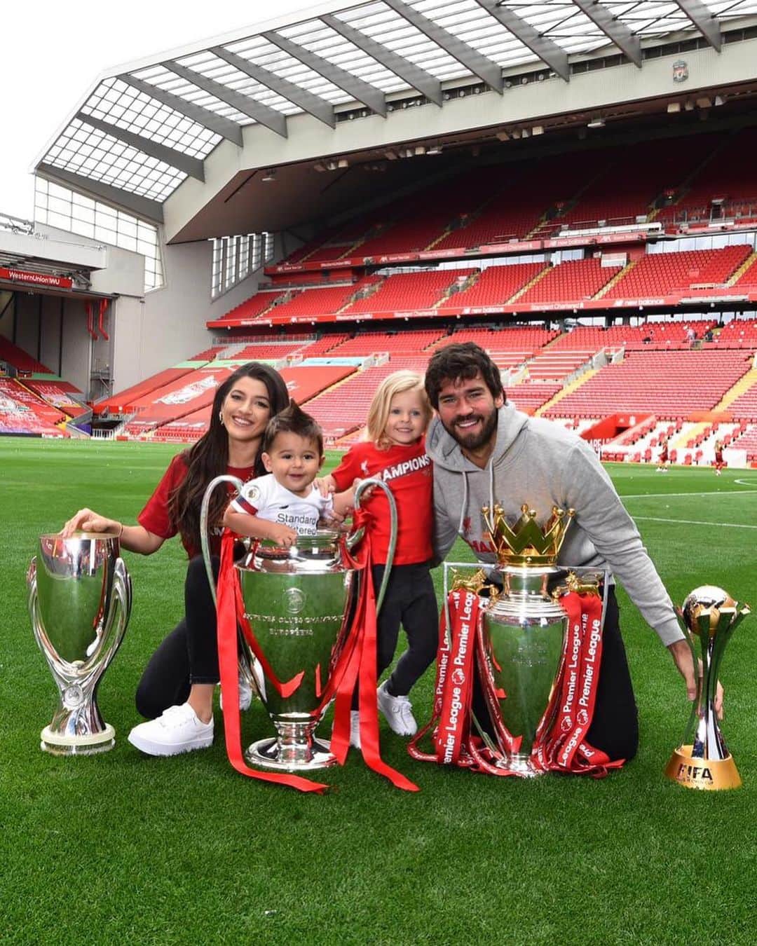 アリソン・ベッカーさんのインスタグラム写真 - (アリソン・ベッカーInstagram)「5 years of @liverpoolfc ❤️  18-19 19-20 20-21 21-22 22-23 More to come! 🙏🏼 Walk on!  #YNWA ✝️=❤️」7月20日 0時54分 - alissonbecker