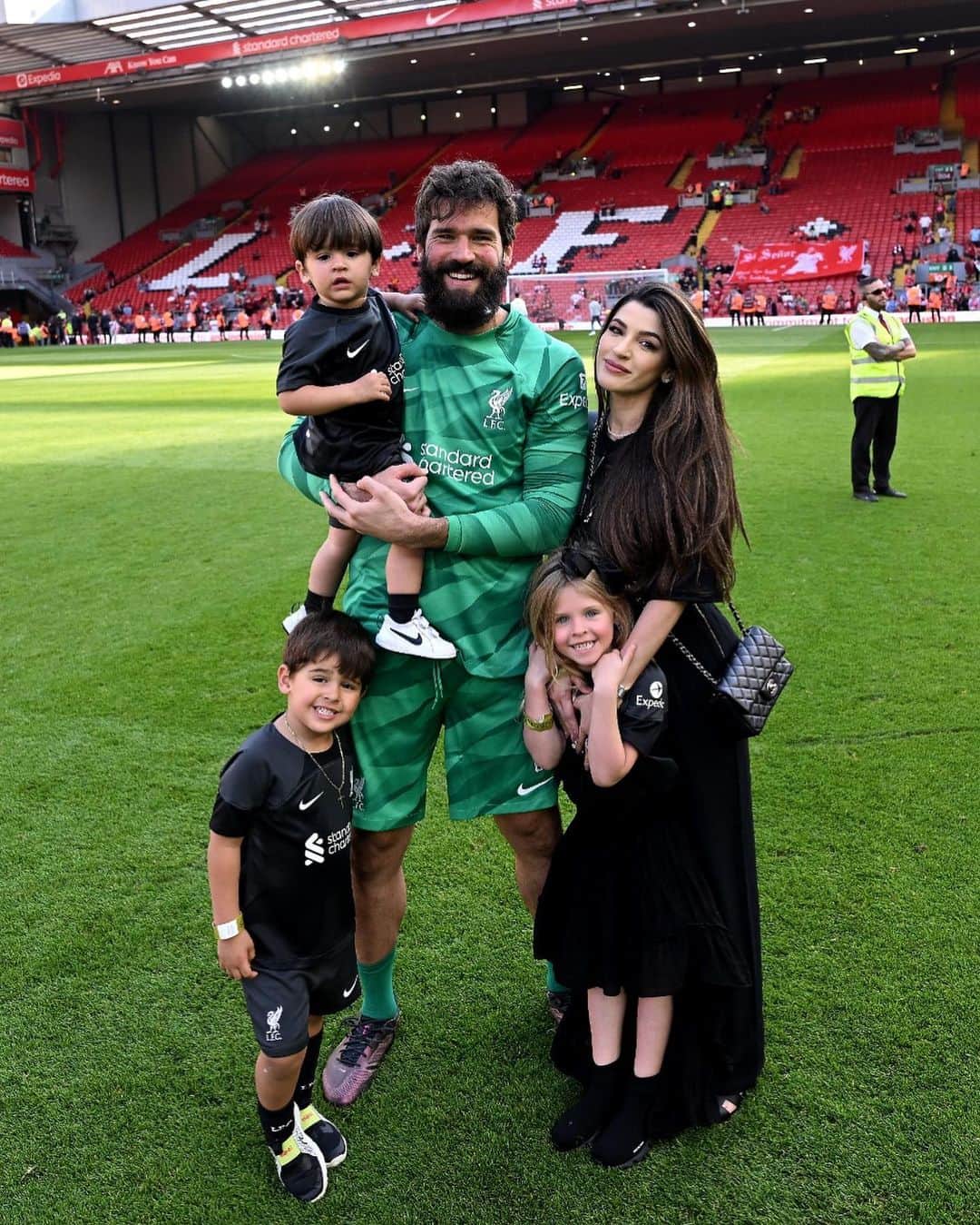 アリソン・ベッカーさんのインスタグラム写真 - (アリソン・ベッカーInstagram)「5 years of @liverpoolfc ❤️  18-19 19-20 20-21 21-22 22-23 More to come! 🙏🏼 Walk on!  #YNWA ✝️=❤️」7月20日 0時54分 - alissonbecker