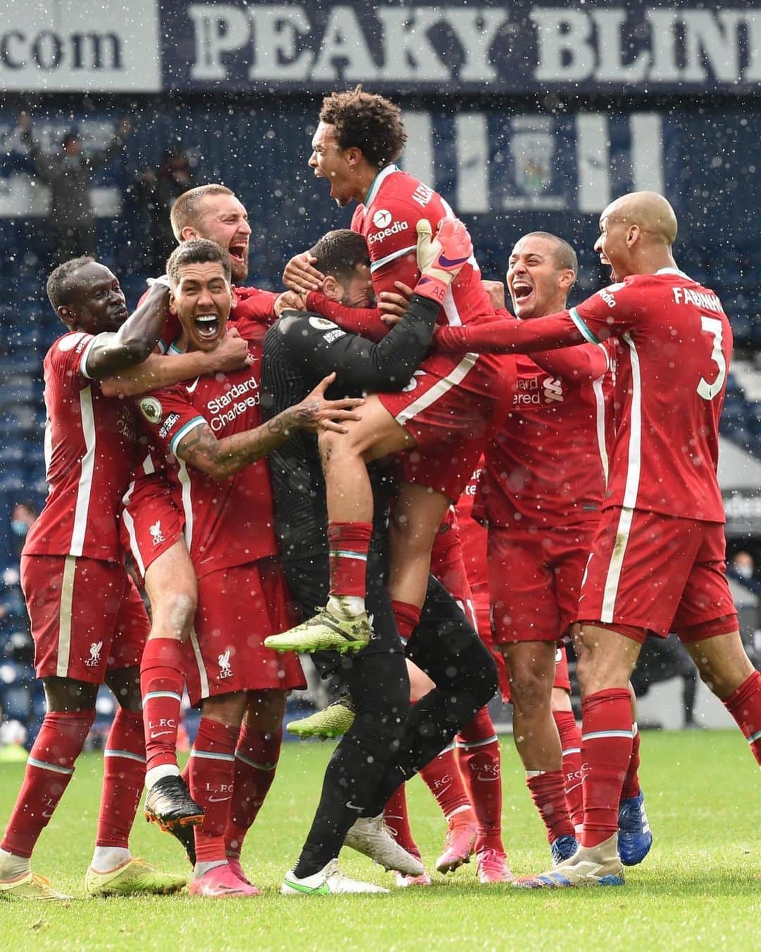 アリソン・ベッカーさんのインスタグラム写真 - (アリソン・ベッカーInstagram)「5 years of @liverpoolfc ❤️  18-19 19-20 20-21 21-22 22-23 More to come! 🙏🏼 Walk on!  #YNWA ✝️=❤️」7月20日 0時54分 - alissonbecker