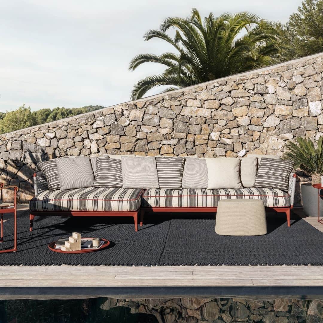 B&B Italiaのインスタグラム：「Ribes modular seating system by Antonio Citterio: a fluid line, with a lived-in and soft look, suited to those areas that are neither inside nor outside.  @antonio_citterio_arch  #bebitalia #design #OutdoorCollection」