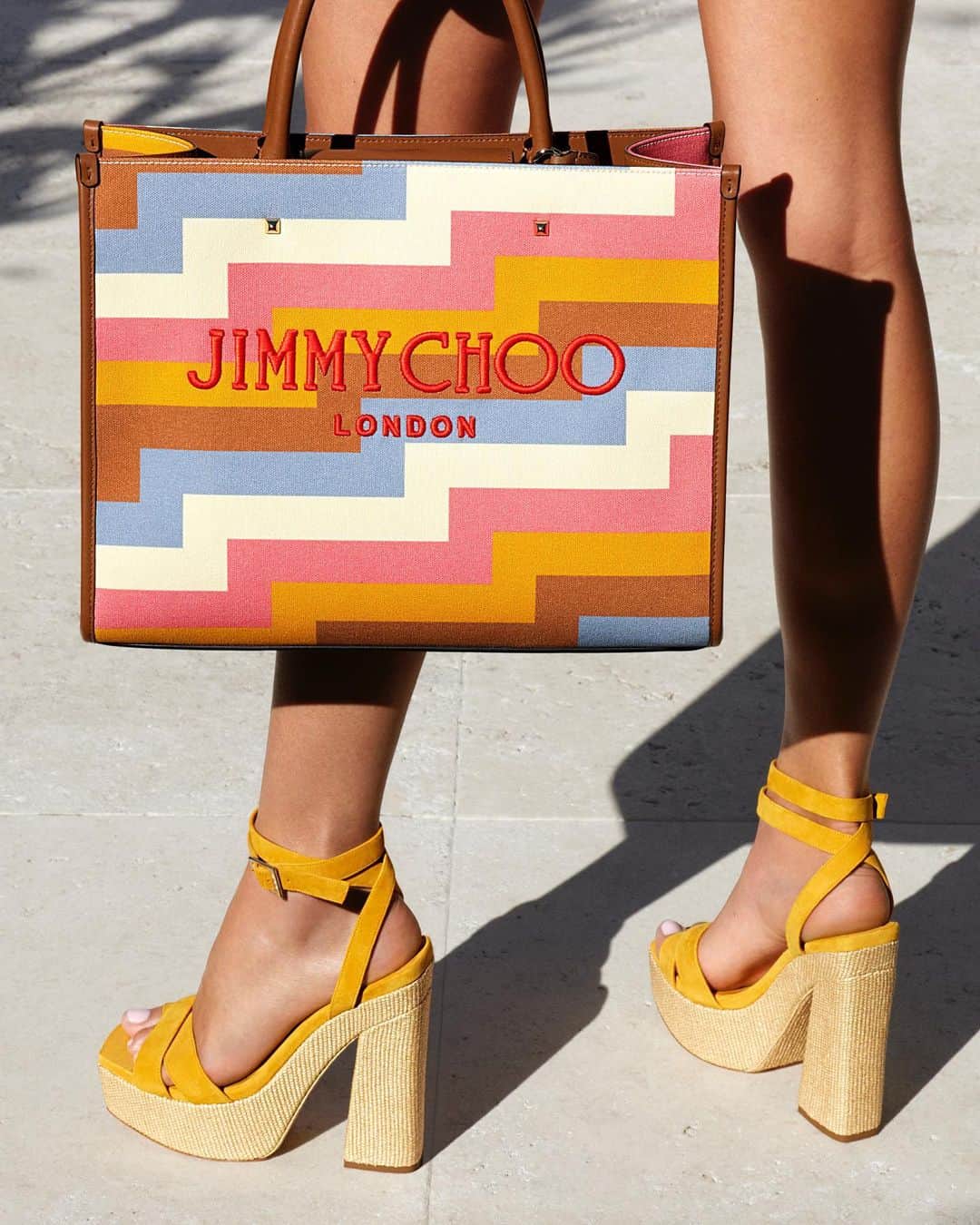 Jimmy Chooさんのインスタグラム写真 - (Jimmy ChooInstagram)「Tonal dressing takes on a whole new meaning when you’re styling our Avenue Tote - this versatile piece works with virtually any outfit.   #JimmyChoo」7月20日 0時58分 - jimmychoo