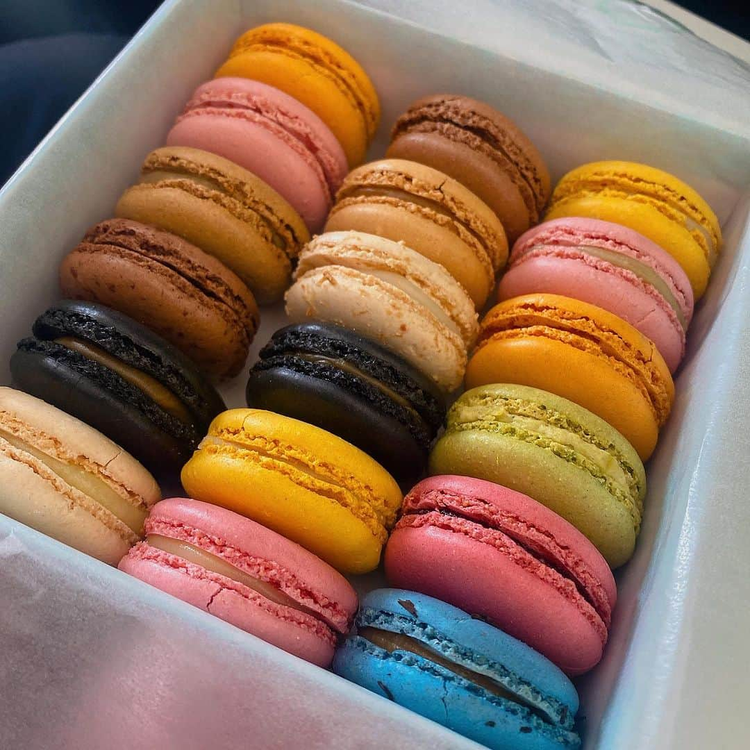 益子侑さんのインスタグラム写真 - (益子侑Instagram)「ただいマカロン☕︎ #paris #parischarlesdegaulle #✈︎ #macaron #macarons #laduree #ladurée #パリの空港で必ず買っちゃう🥹 #マカロン #マカロン美味しい #飛行機おやつ #japan #ただいま #🇯🇵 #無事に帰国しました✈︎」7月20日 0時59分 - yu.mashiko