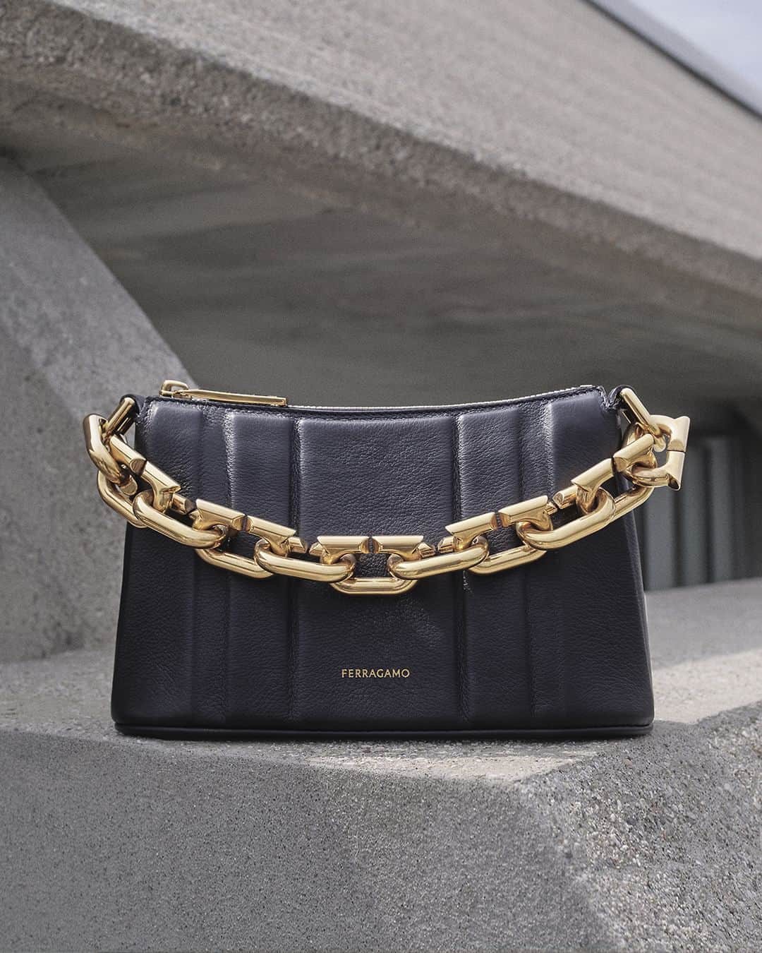 サルヴァトーレ・フェラガモのインスタグラム：「CHAIN EMBELLISHED QUILTING. SWIPE FOR A MAXI BOW. #FERRAGAMOPF23」