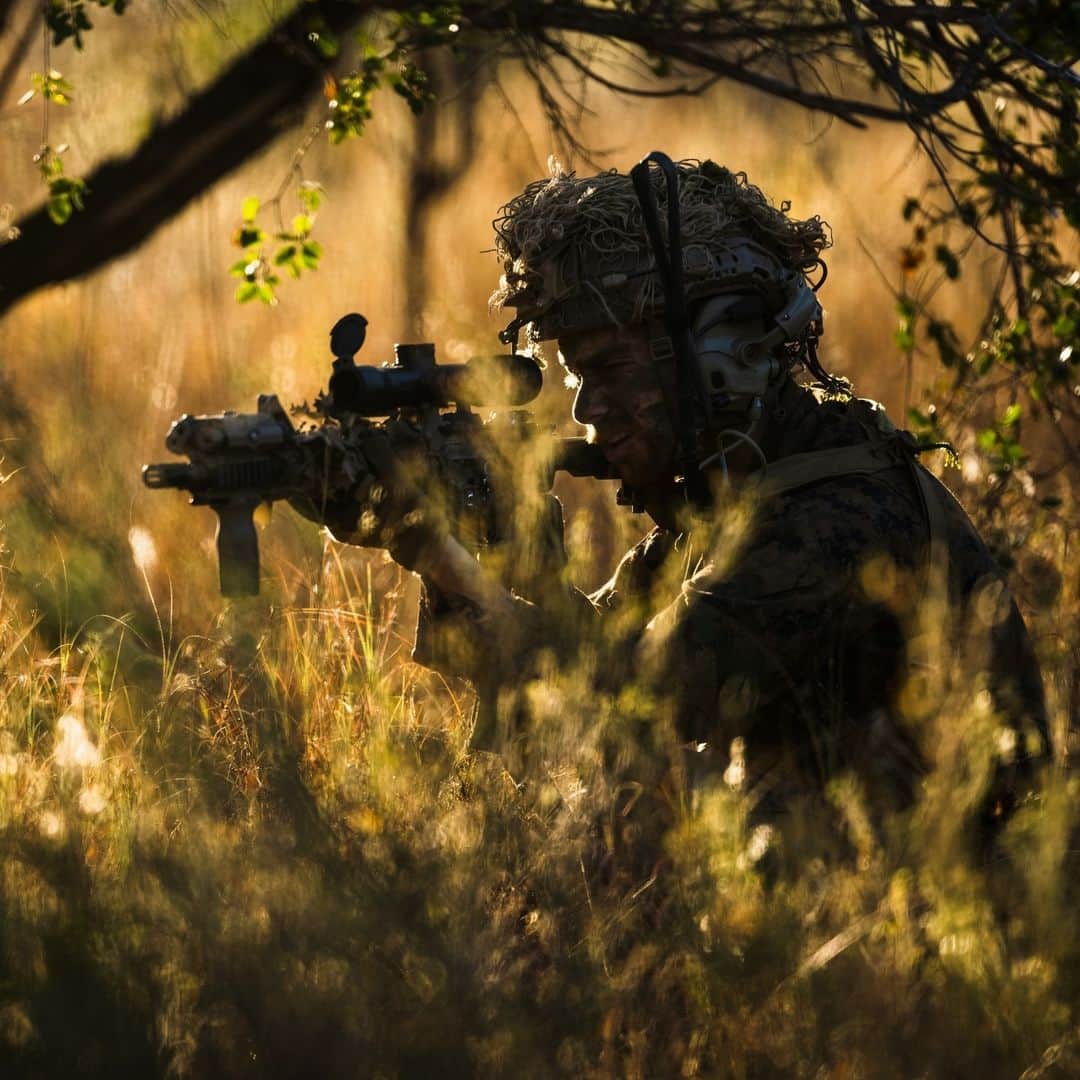 アメリカ海兵隊のインスタグラム：「Global Defense 🌏  📍 Queensland, Australia (July 6, 2023)  #Marines with @mrfdarwin conduct various training evolutions during Exercise Southern Jackaroo 23.  Southern Jackaroo 23 is a live-fire and combined arms training exercise that shares tactics, techniques, and procedures while enhancing interoperability between the U.S., @defenceaustralia, and the @jgsdf_pr.   📸 (U.S. Marine Corps photo by Cpl. Brayden Daniel)  #USMC #AlliesAndPartners」