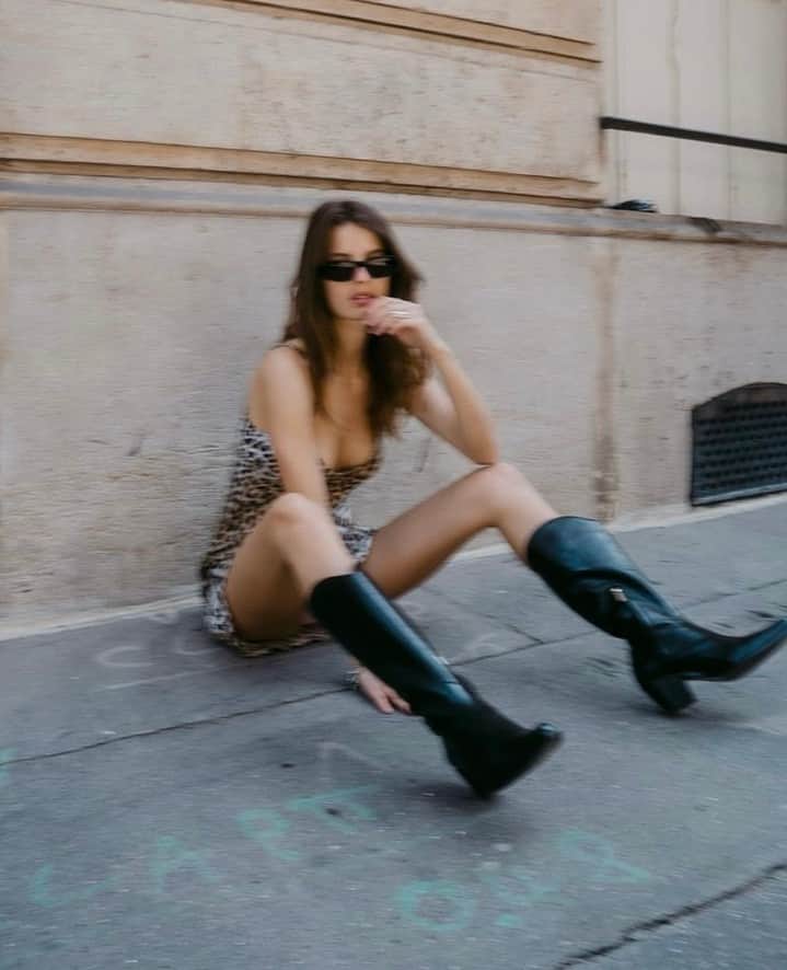 フリーランスのインスタグラム：「These boots are made for walking.⁠ La santiag RUBY s'attaque à toutes les aventures.⁠ ⁠ These boots are made for walking.⁠ The RUBY santiago tackles any venture. ⁠ ⁠ Collection available in stores #parisruedufour #cannes #lyon #lille #bordeaux #sainttropez #montpellier #toulouse #strasbourg #deauville #biarritz #aix #rouen #bruxelles #marseille #galerieslafayettehaussmann #printempshaussmann #lebonmarchérivegauche #printempsparlyII #printempslesterrassesduport #printempslille #printempsvélizyII #galerieslafayettelapartdieu #lasamaritaine⁠ ⁠ Repost @itsineess⁠ ⁠ #FreeLance #SS23collection #shoesaddict #madeinfrance #boots #santiags」
