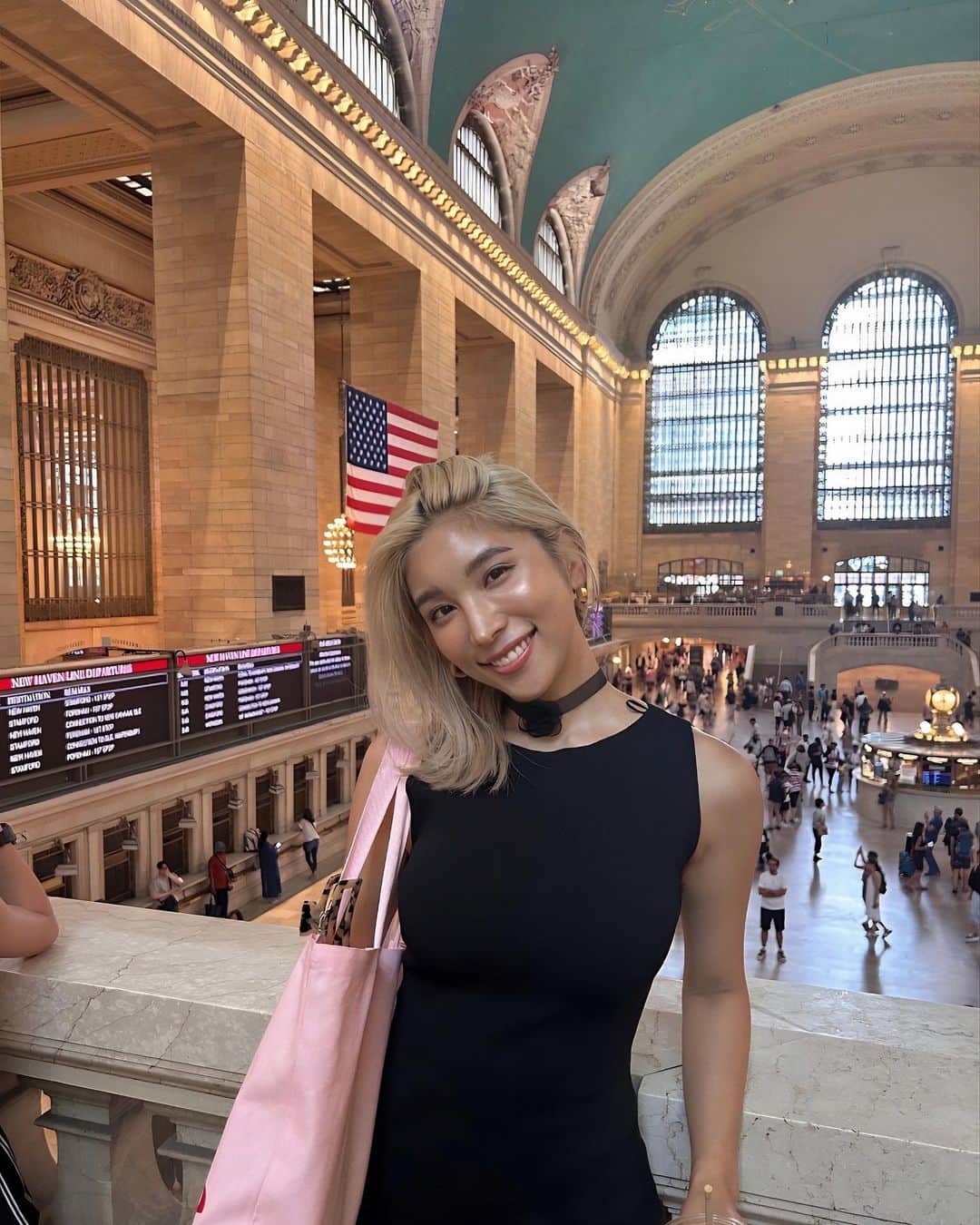 REONAのインスタグラム：「Grand Central Terminal🗽  ニューヨークで一番大きな駅。 ただ大きいだけじゃなくて天井や壁がすごく美しかった🗽✨」