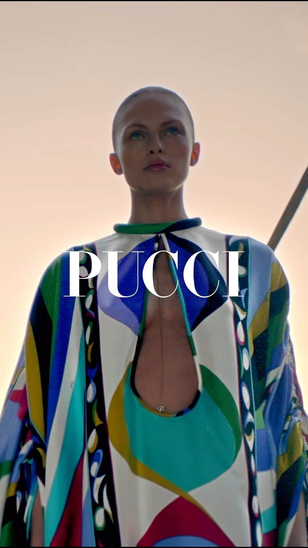 エミリオプッチのインスタグラム：「Throwback to @CamilleMiceli’s first show, with @karoodoo arriving by boat at sundown.   The Kaftan Dress is now available in stores and online.   #Pucci #InitialsEP」