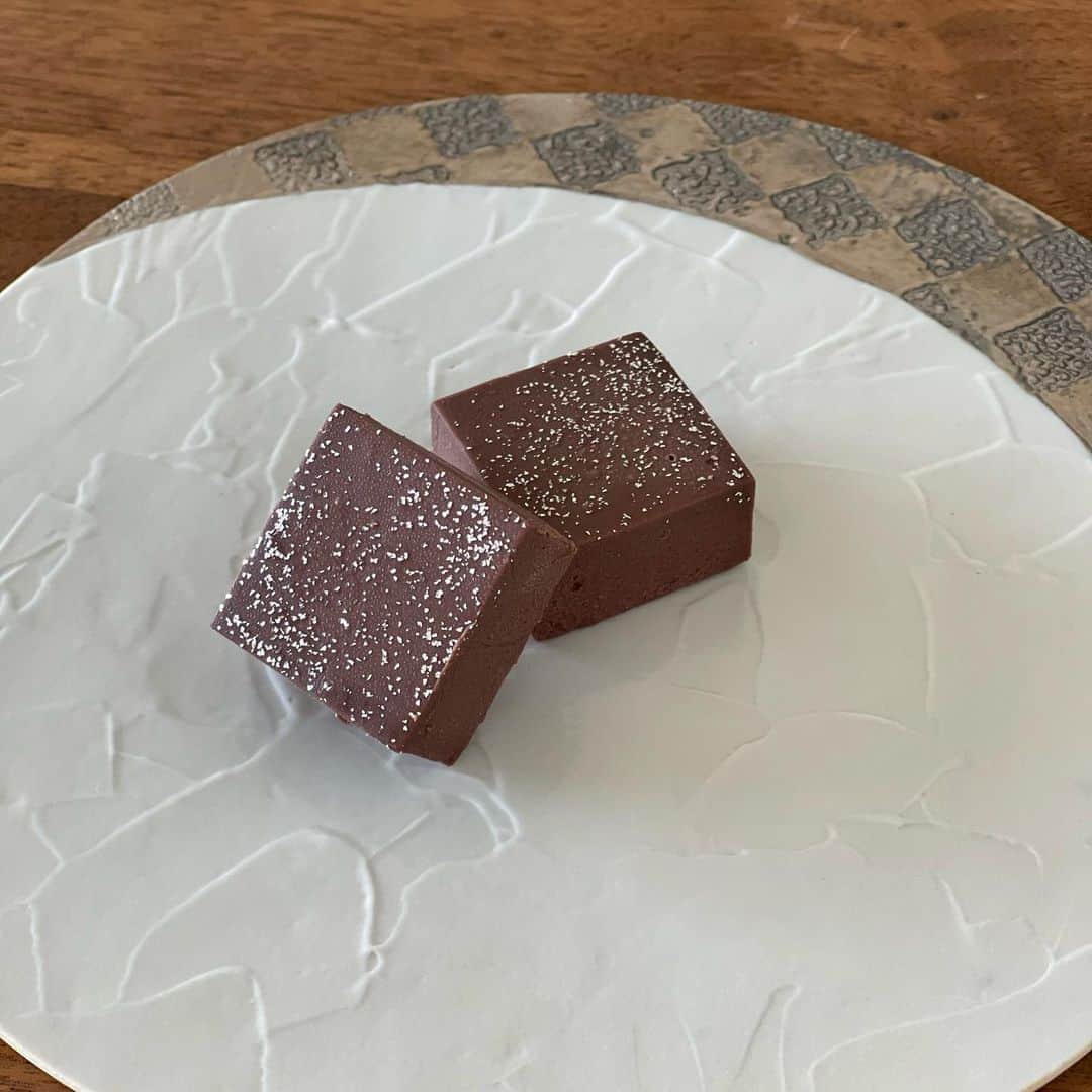 木本泉さんのインスタグラム写真 - (木本泉Instagram)「- @mamano_official   @rikakoogawa と一緒に🩵  チョコだけなのに何故こんなに美味しいの？🤔  そしてお店一番人気の生チョコ🍫 アリバカカオは世界で2％しか採れない貴重な品種。 伝統的なチャクラ農法で作られた究極のカカオで作られた生チョコレート。  贅沢すぎます🤭🤭🤭  拘りの農法で作られたカカオを拘りの製法でチョコレートに⭐️  そりゃ美味しいはずね👌  #mamanochocolate#赤坂見附チョコレート#赤坂#チョコレート」7月20日 1時08分 - izumikimoto