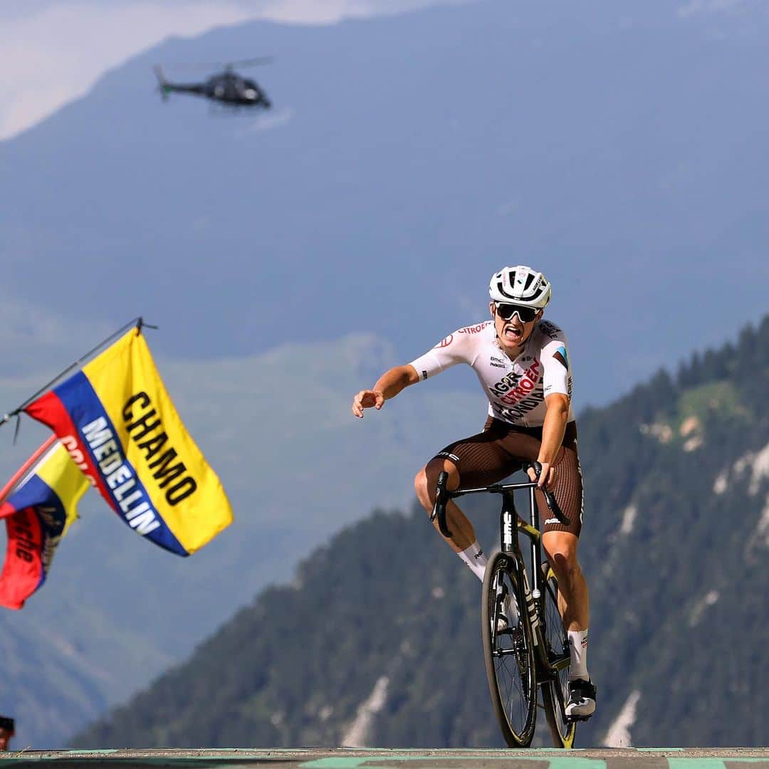 Citroënのインスタグラム：「🇫🇷 @letourdefrance   @gall_felix s’impose sur l’étape reine du Tour de France ! 🥇👊🏻😍 MA-GNI-FIQUE !  @gall_felix wins the queen stage of the Tour de France! 🥇👊🏻😍   #AG2RCITROËNTEAM #RoulonsAutrement #RideDifferently #MadeinTheAlps - © KBLB」