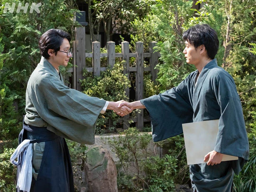 らんまんさんのインスタグラム写真 - (らんまんInstagram)「「じゃあ…僕と組みませんか」  「私でいいんですか。私は…今でさえ、槙野さんのような精密な絵が描けません」  「今はでしょう？僕だって今はまだ見えない。だけどいつか一緒にたどり着いてくださるなら…」  同盟の握手をした二人、笑みがこぼれます。  #朝ドラらんまん #前原滉 #亀田佳明」7月20日 13時00分 - asadora_ak_nhk