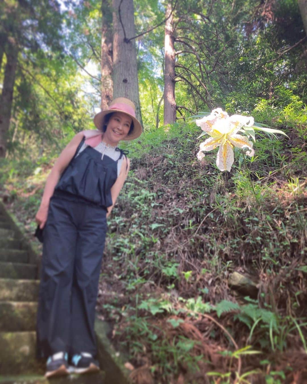 下條ユリさんのインスタグラム写真 - (下條ユリInstagram)「日本の夏の旅　 Traveling through summer in Japan for a month. Pilgrimages to my ancestral roots, meeting elders who knew my family. A lot to learn, feel, process, make sense, and more mysteries.  Phonetically, Yuri means flower lily in Japanese. A gigantic wild lily nodded and welcomed me home.   7月いっぱい旅をしています。(と言ってもどこにいても旅、の様な人生なのだけどね)   ご先祖様がいた場所を巡り、両親を知る方々に会い、お話しを聞く。いっぱい学んで感じて整理して腑に落ちてさらに謎が謎を呼ぶ。はあはあ。  大輪の野ゆりが一輪「おかえり」とうなずき迎えてくれました。」7月20日 1時14分 - yurishimojo