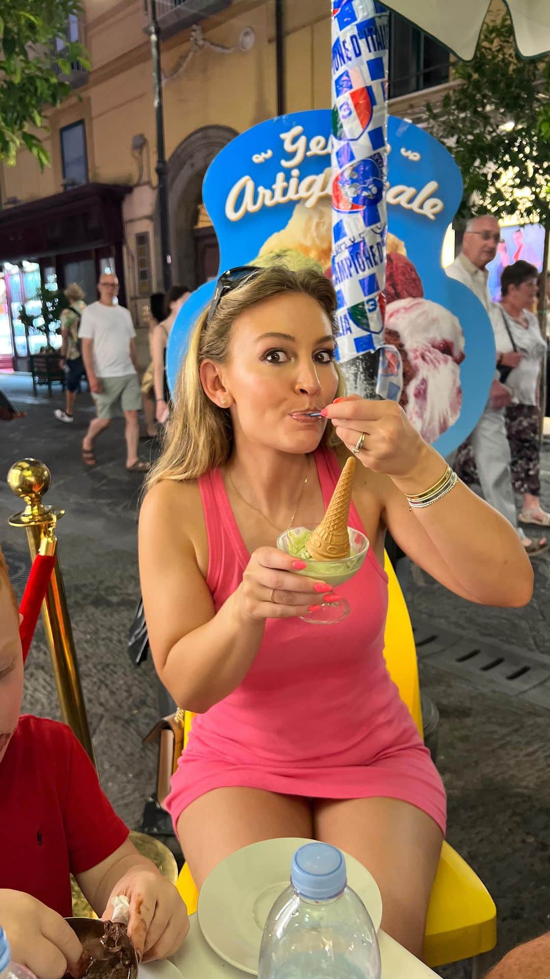 Anna Sacconeのインスタグラム：「Going back to Sorrento after 7 years 🥹🇮🇹🍋 #sacconejolys #annasaccone #vacationvlogs #sorrentoitaly #travelvlogs #momof4 #mumof4 #4kidsmama #travellingwithkids」