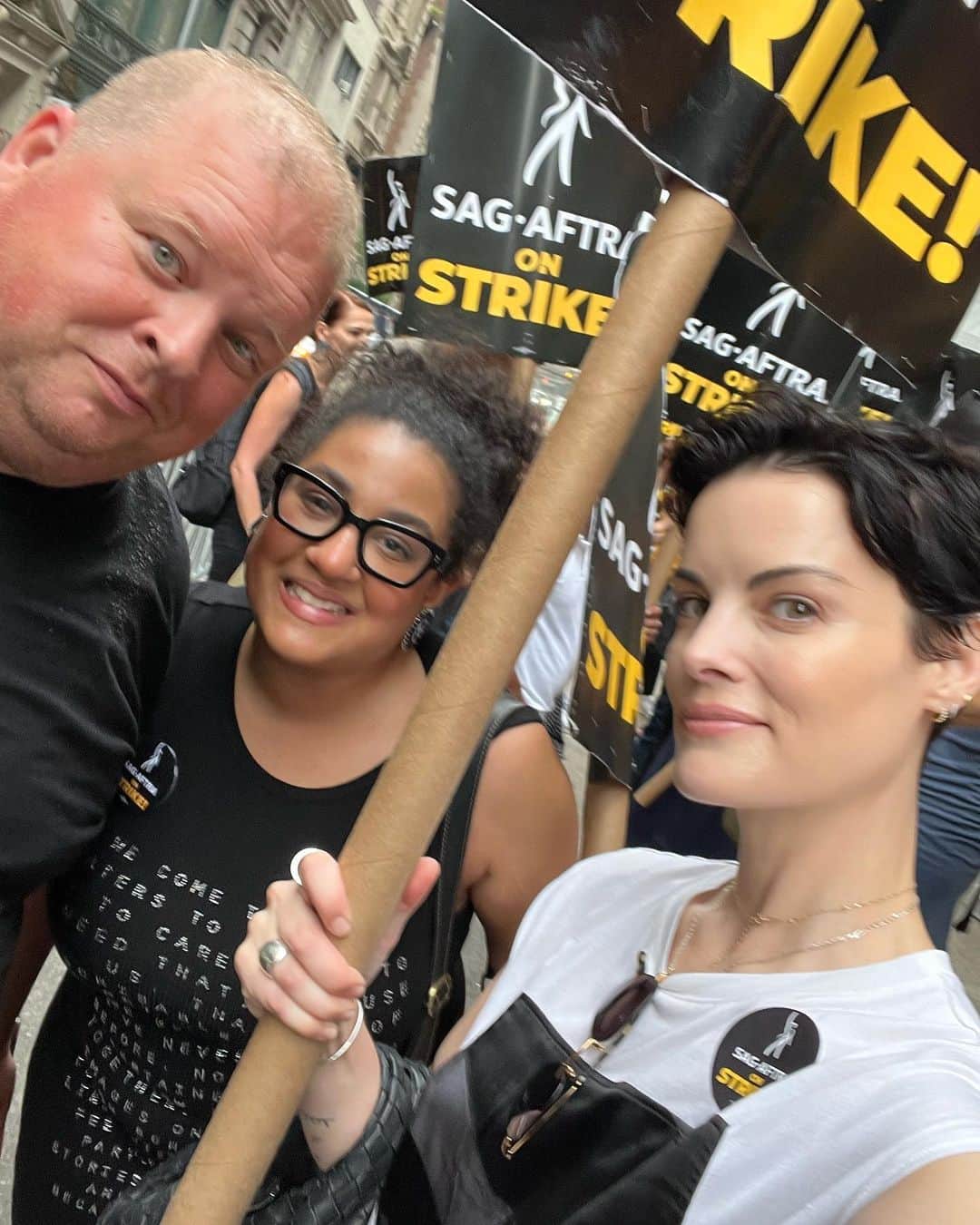 ジェイミー・アレクサンダーさんのインスタグラム写真 - (ジェイミー・アレクサンダーInstagram)「Today was a good day.🪧@sagaftra #sagaftrastrong #wga #strike WGA and SAG unite 🔥」7月20日 1時19分 - jaimiealexander