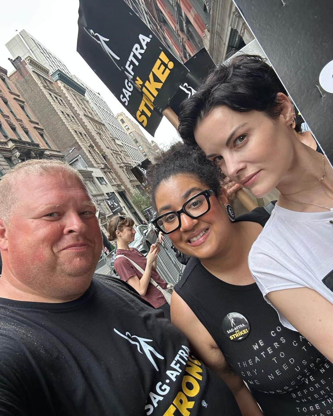 ジェイミー・アレクサンダーのインスタグラム：「Today was a good day.🪧@sagaftra #sagaftrastrong #wga #strike WGA and SAG unite 🔥」