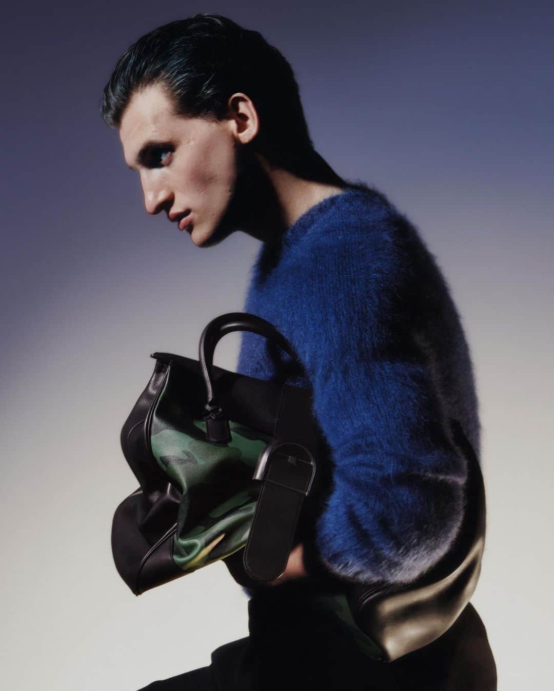 デルボーのインスタグラム：「It’s supple, it’s *capacious*, it’s covetable. Dream in L’XXL.  #Delvaux」