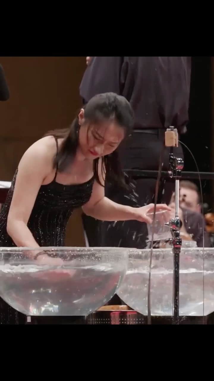StreetArtGlobeのインスタグラム：「Have you ever seen a Water Concerto? 💦🤷🏽‍♂️ Now you have 😳 Performed by @beibeiwangpercussion, composed and conducted by @tan_dun with the Malta Philharmonic Orchestra.」